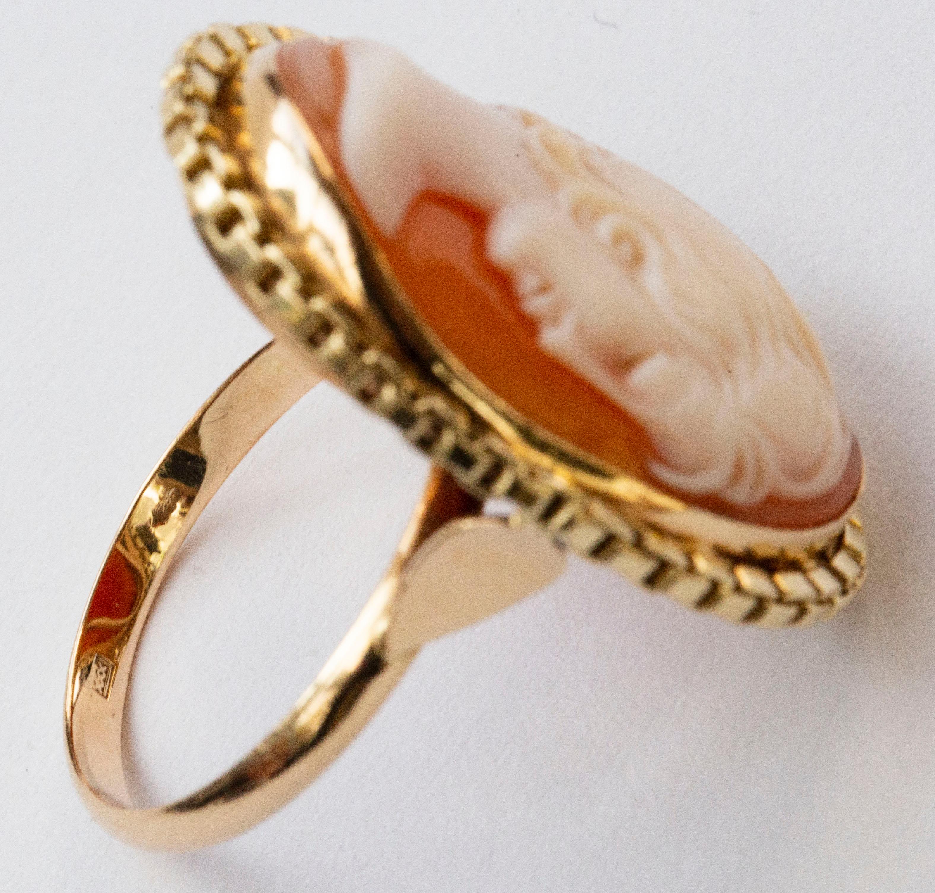 14 Karat Yellow Gold Ring with Hand Carved Shell Cameo with Female Silhouette For Sale 1
