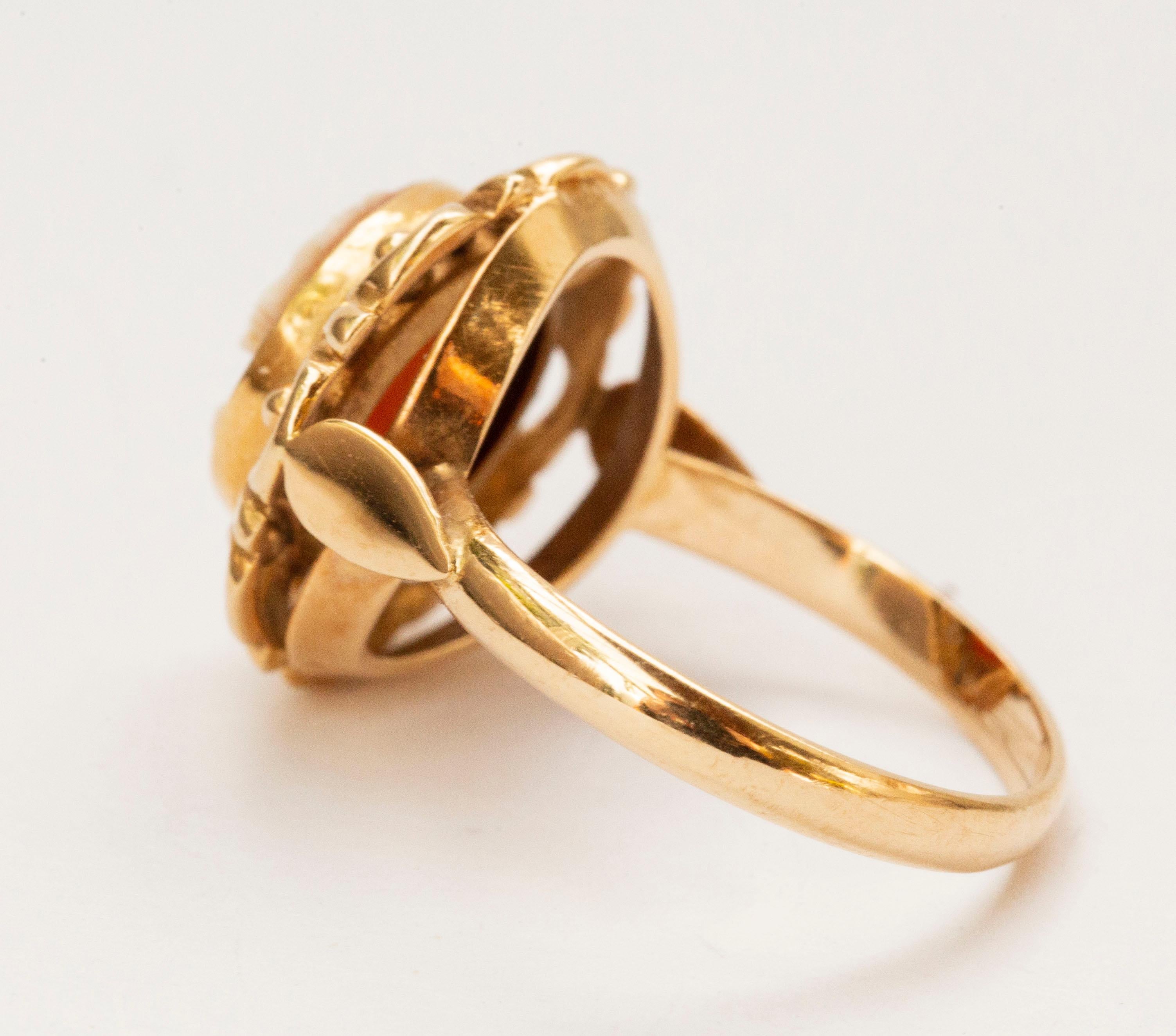14 Karat Yellow Gold Ring with Hand Carved Shell Cameo with Female Silhouette For Sale 2