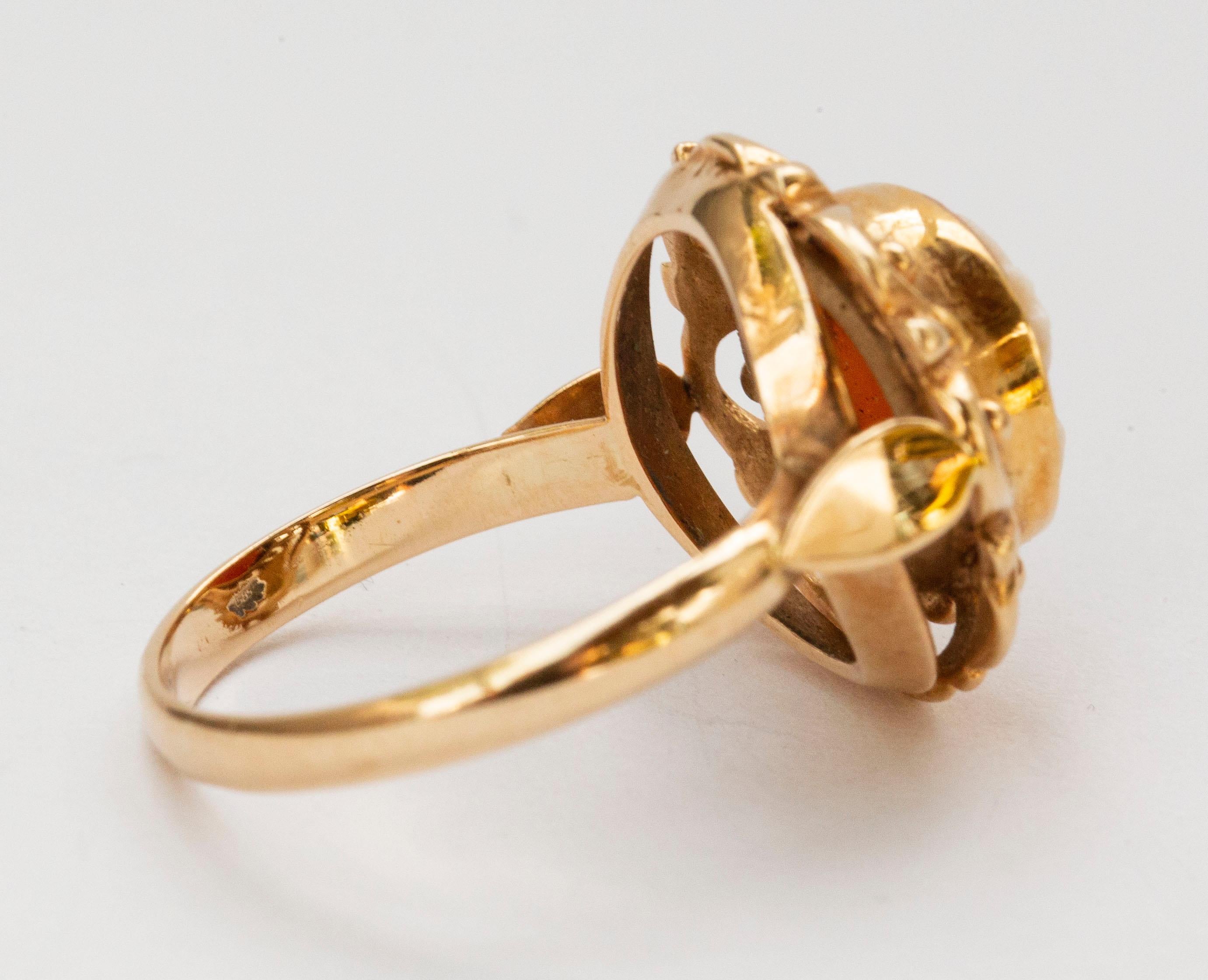 14 Karat Yellow Gold Ring with Hand Carved Shell Cameo with Female Silhouette For Sale 3