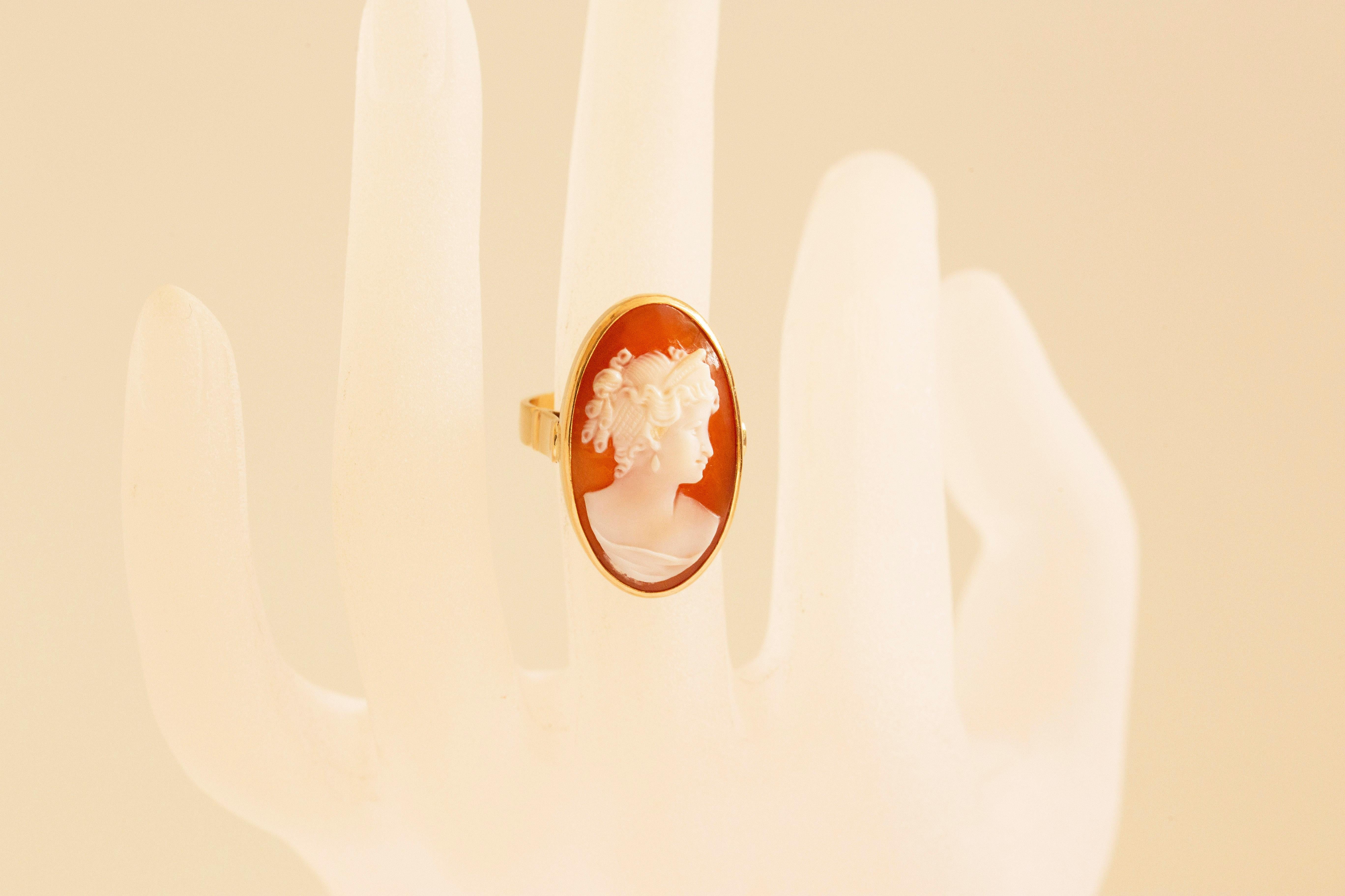 14 Karat Yellow Gold Ring with Hand Carved Shell Cameo with Female Silhouette For Sale 2