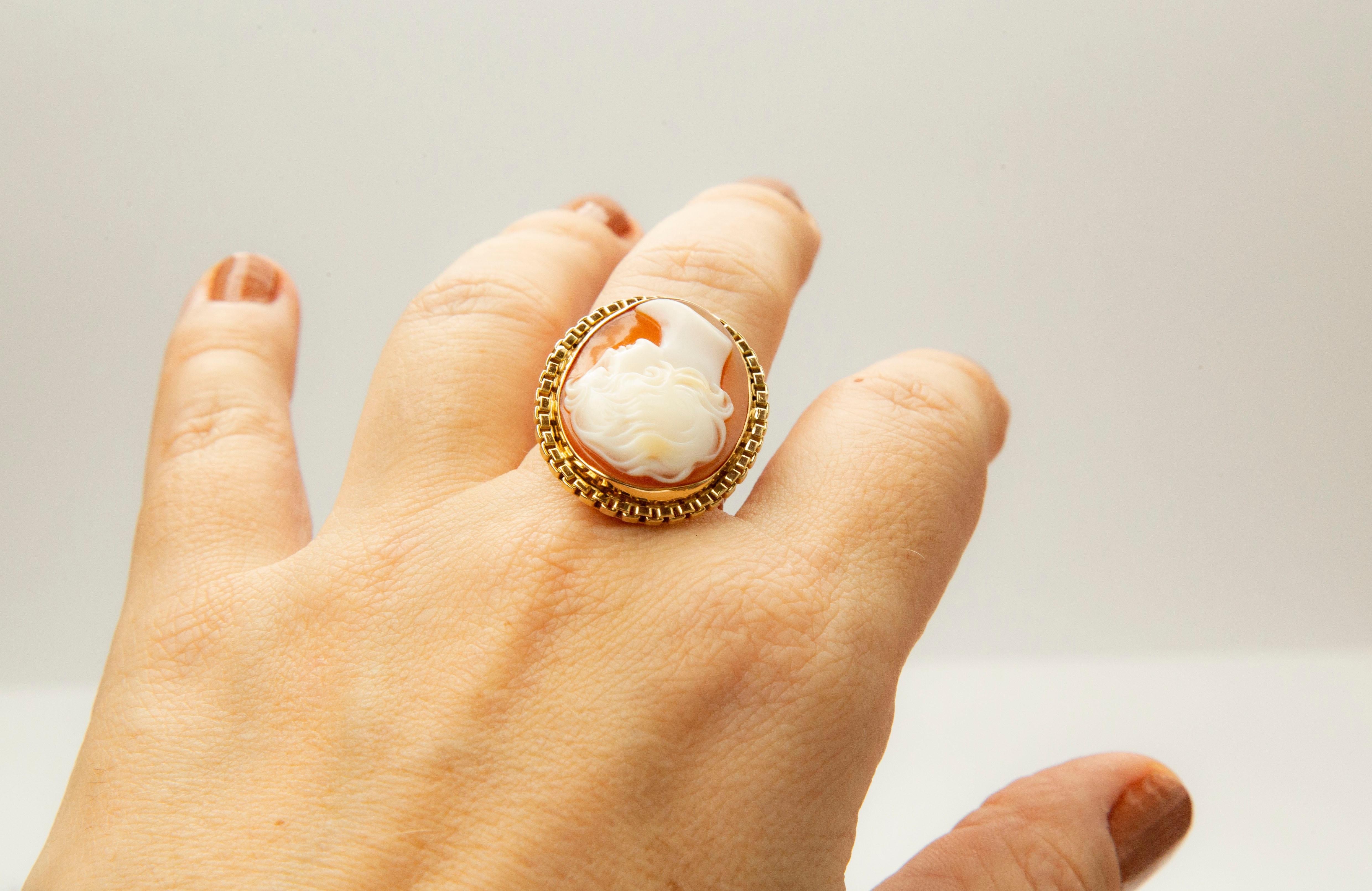 14 Karat Yellow Gold Ring with Hand Carved Shell Cameo with Female Silhouette For Sale 4