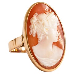 Retro 14 Karat Yellow Gold Ring with Hand Carved Shell Cameo with Female Silhouette