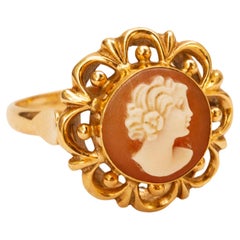 Anillo de Oro Amarillo de 14 Kilates con Camafeo de Concha Tallado a Mano con Silueta Femenina