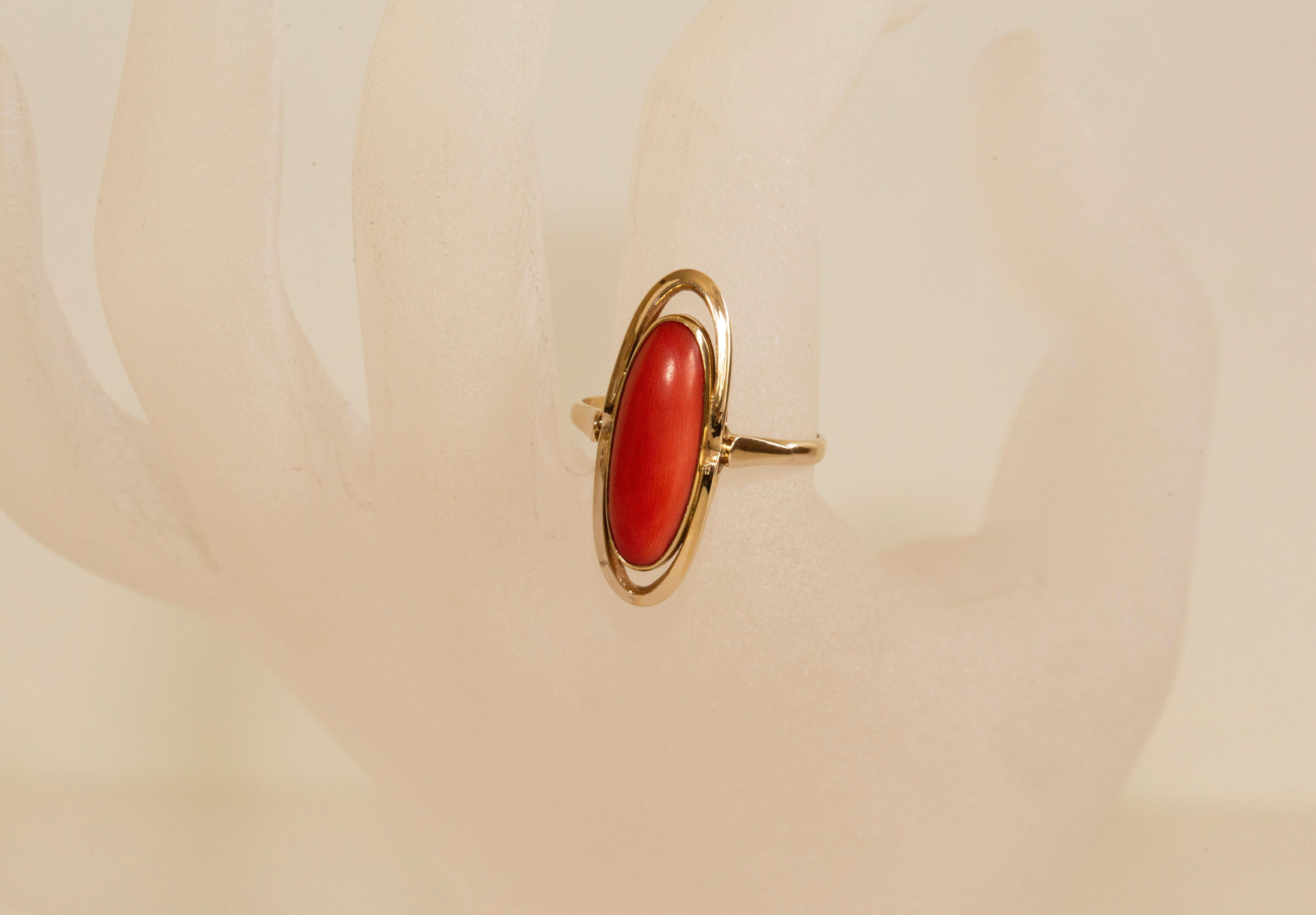 14 Karat Yellow Gold Ring with Oval Cut Natural Red Coral In Good Condition In Arnhem, NL