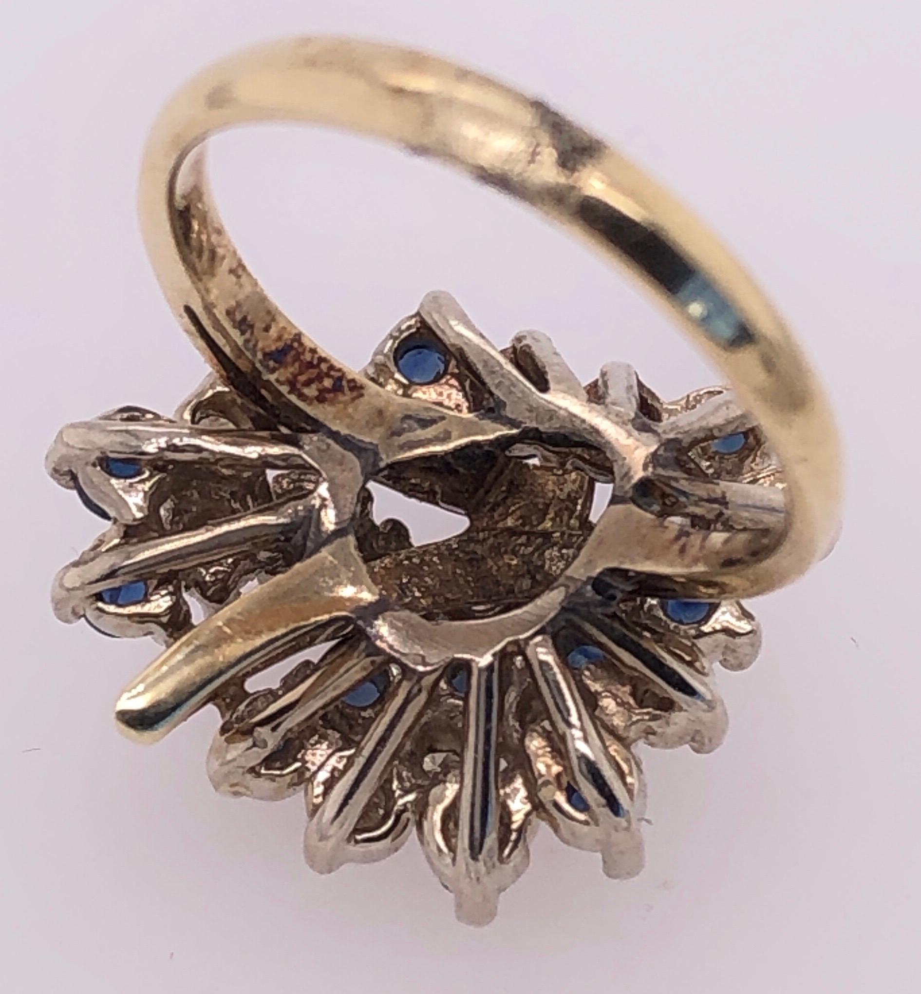 14 Karat Gelbgold Ring mit Saphir und Diamant-Cluster im Zustand „Gut“ im Angebot in Stamford, CT