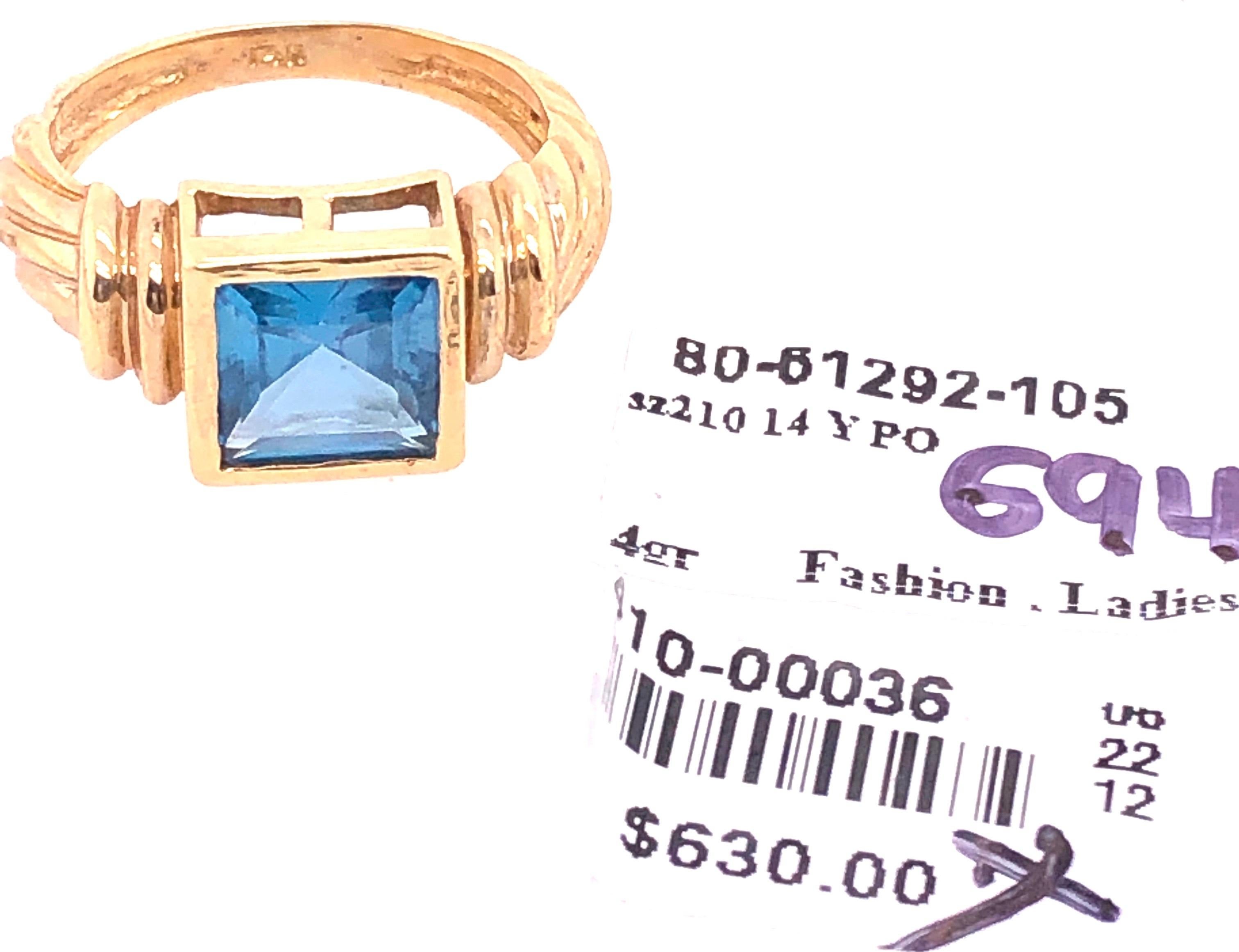14 Karat Yellow Gold Ring with Solitaire Center Aquamarine Emerald Cut For Sale 2