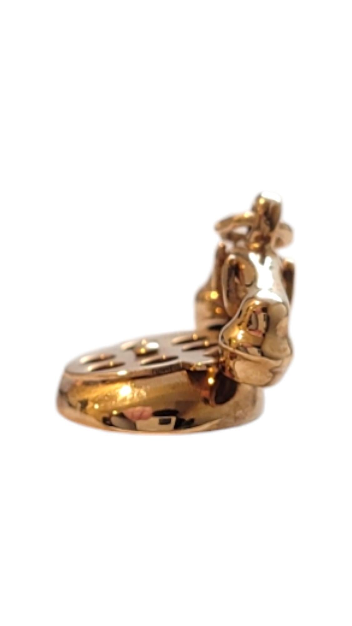 Charm pour téléphone rotatif en or jaune 14 carats -

Cette adorable breloque de téléphone rotatif en or jaune 14k présente un cadran rotatif classique et une finition polie, ce qui en fait un ajout charmant à toute collection de bijoux.

Le cadran