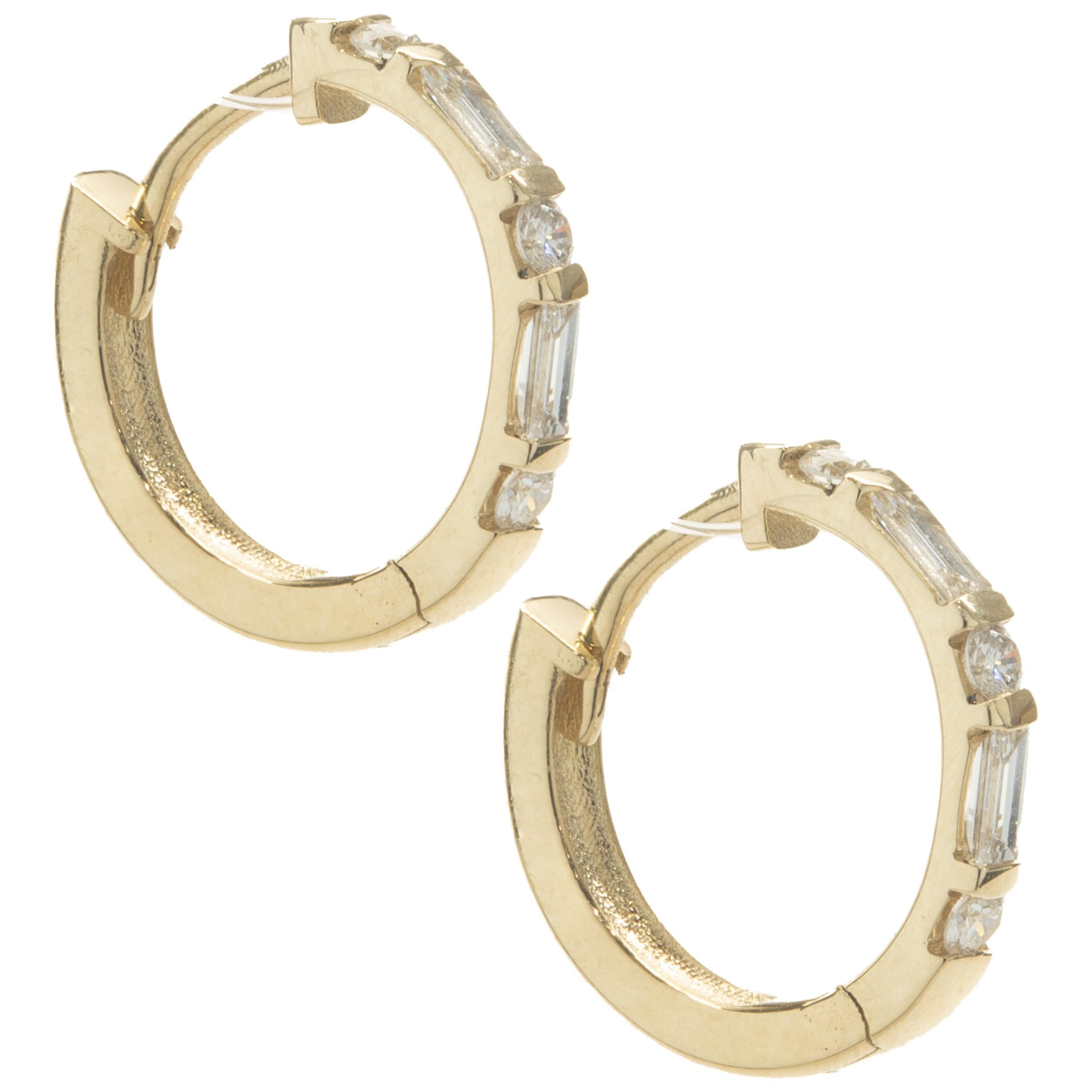 Designer: Sonderanfertigung
MATERIAL: 14K Gelbgold
Diamanten: 10 runde Diamanten im Brillant- und Baguetteschliff = 0,43cttw
Farbe: G
Klarheit: SI1
Abmessungen: Ohrringe sind 14 mm lang
Gewicht: 2,32 Gramm