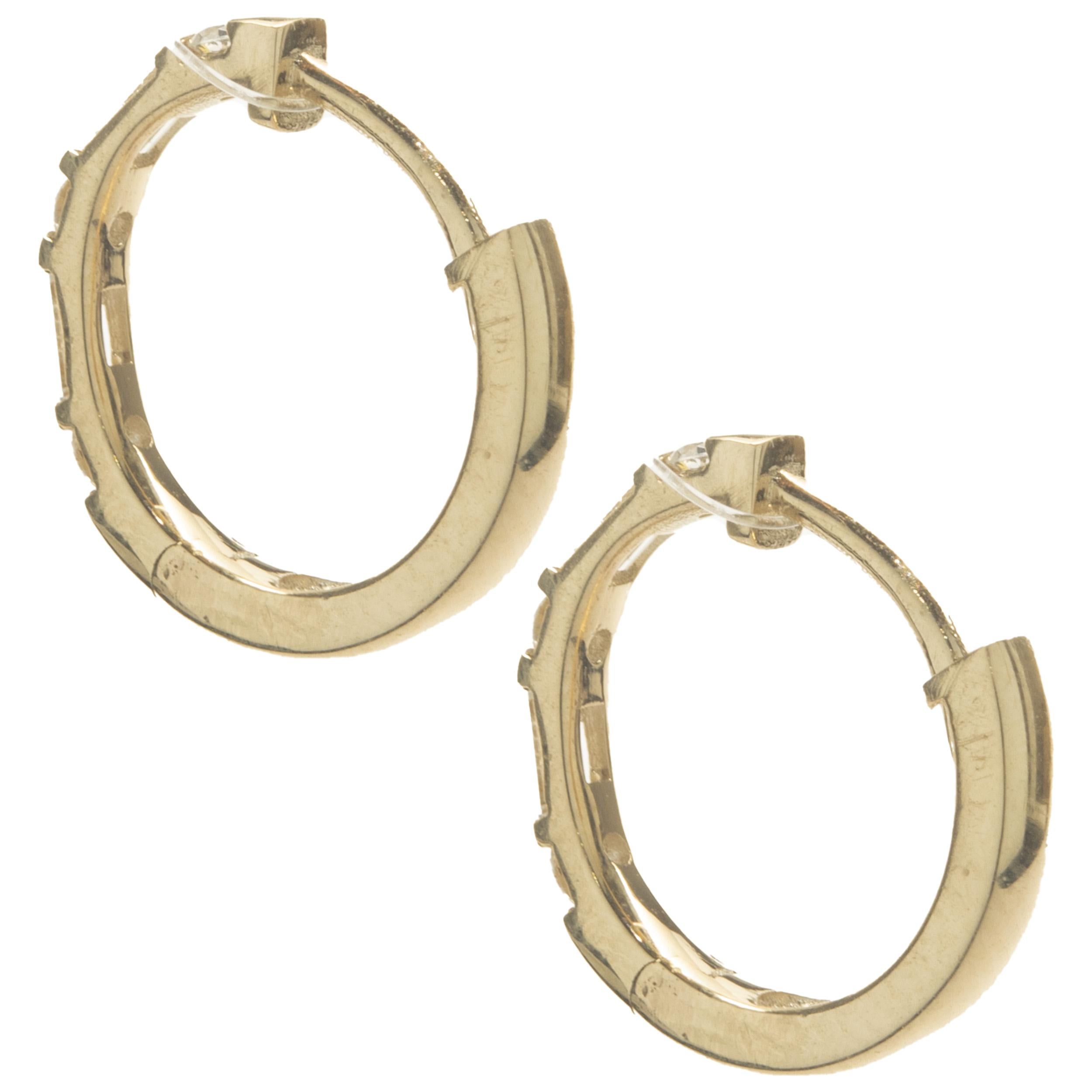 14 Karat Gelbgold Huggie-Ohrringe mit runden und Diamanten im Baguetteschliff im Zustand „Hervorragend“ in Scottsdale, AZ