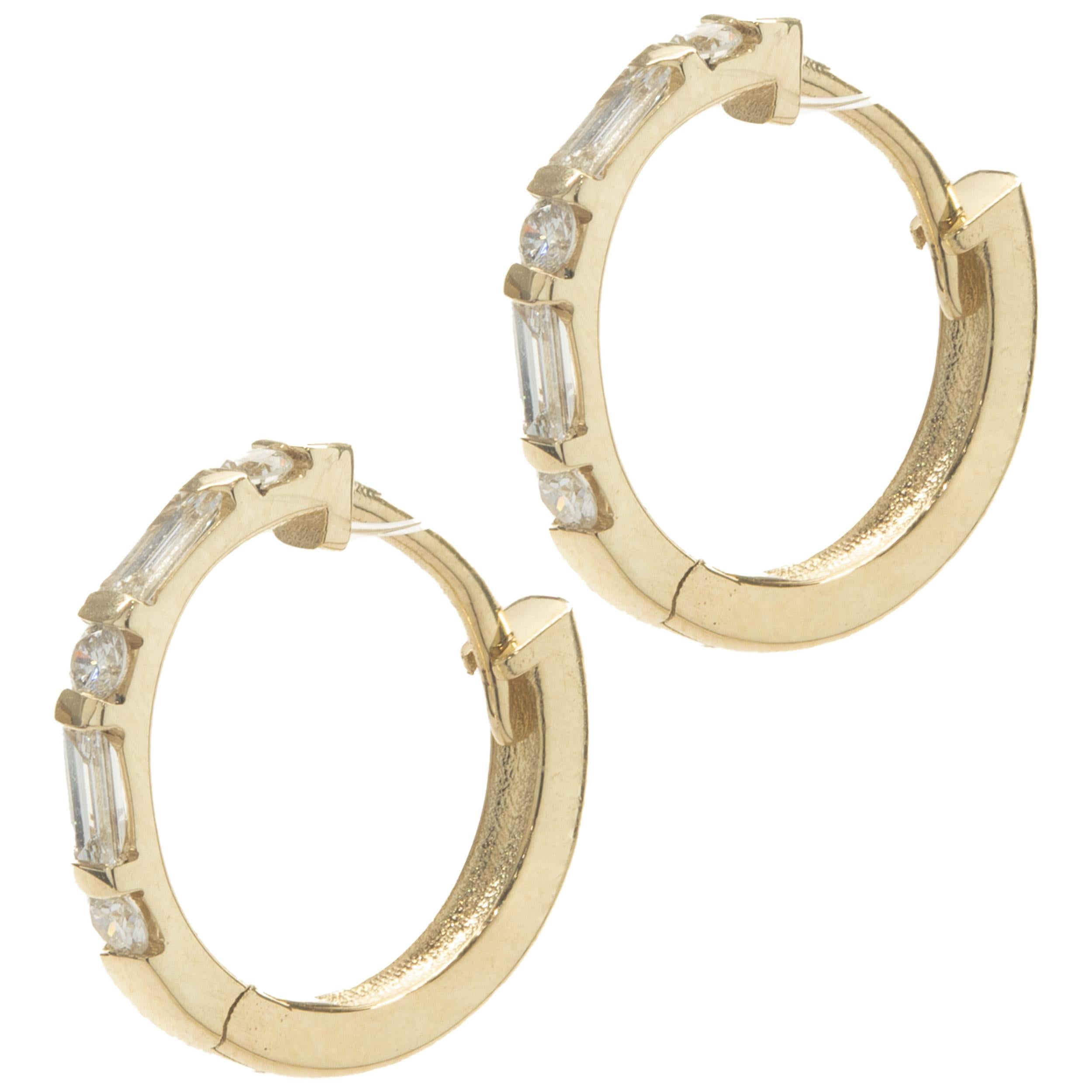 14 Karat Gelbgold Huggie-Ohrringe mit runden und Diamanten im Baguetteschliff für Damen oder Herren
