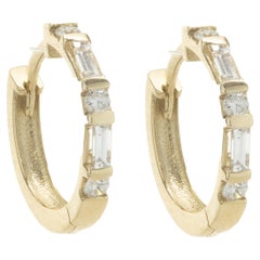14 Karat Gelbgold Huggie-Ohrringe mit runden und Diamanten im Baguetteschliff