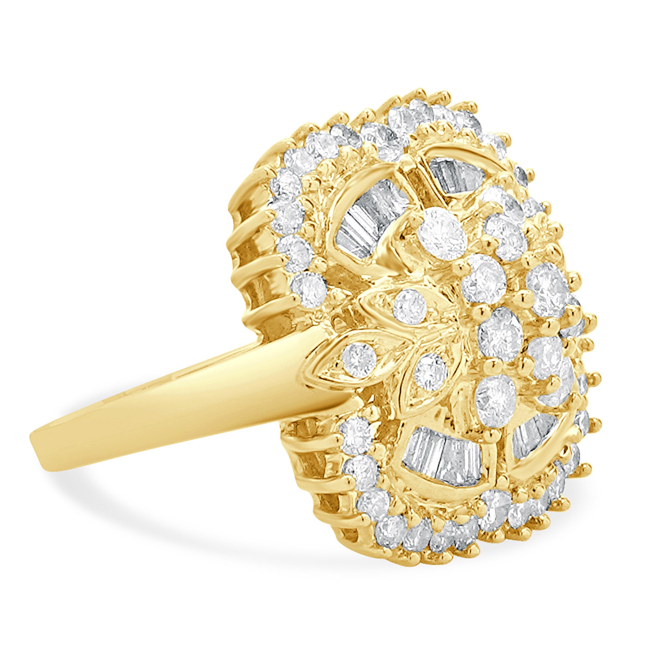 Taille ronde Bague cocktail en or jaune 14 carats avec diamants ronds et baguettes en vente