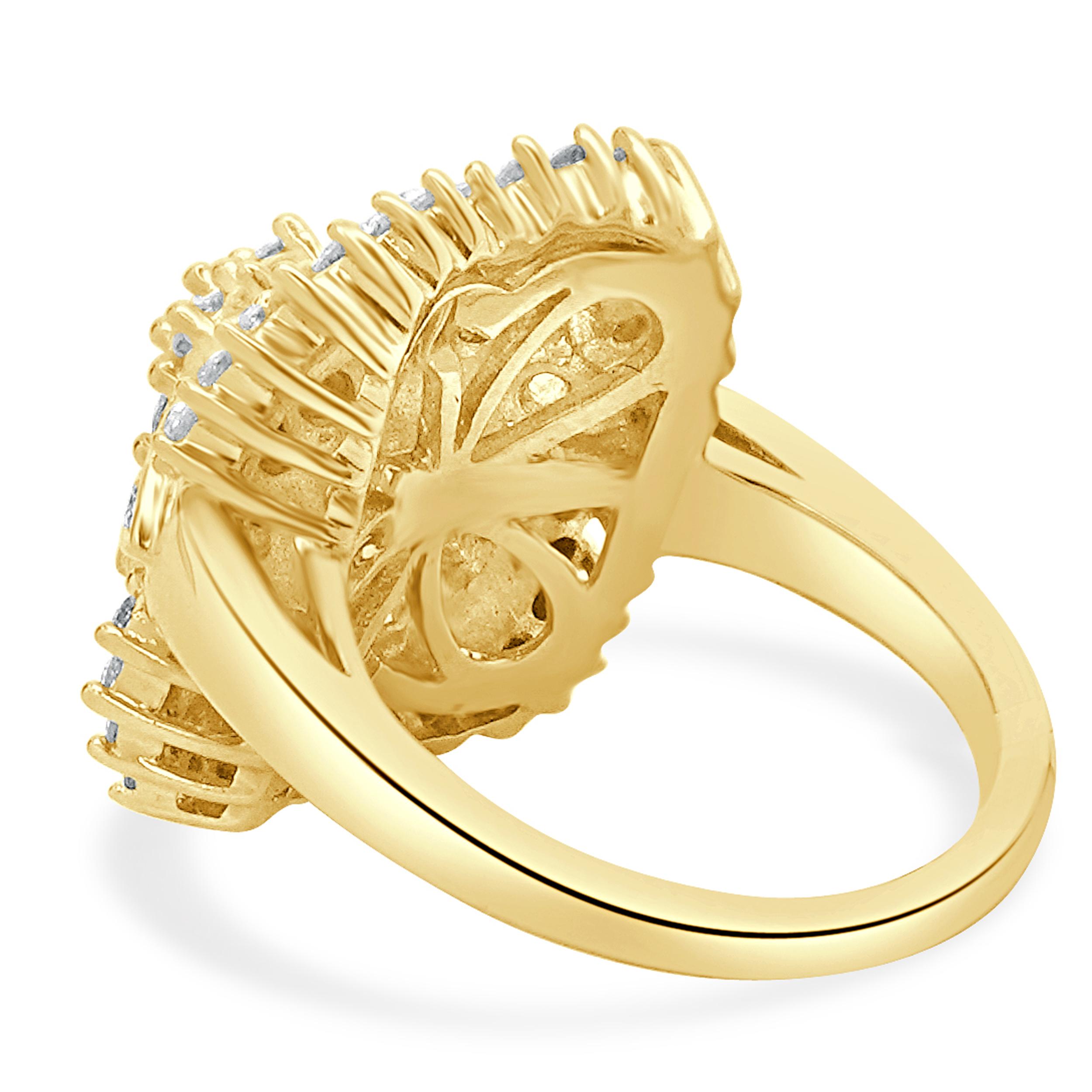 Bague cocktail en or jaune 14 carats avec diamants ronds et baguettes Excellent état - En vente à Scottsdale, AZ
