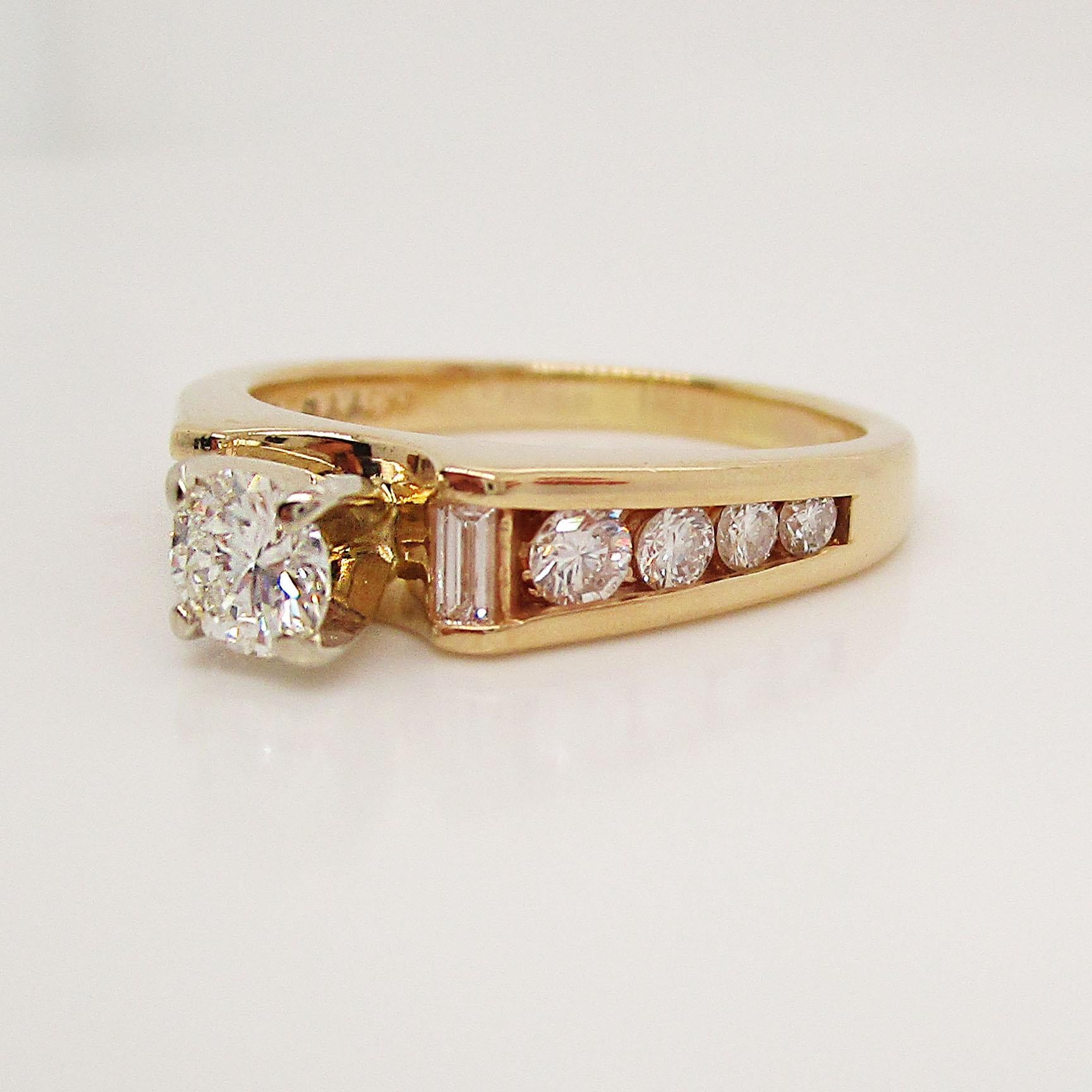 14 Karat Gelbgold Verlobungsring mit rundem und Baguette-Diamant (Moderne) im Angebot