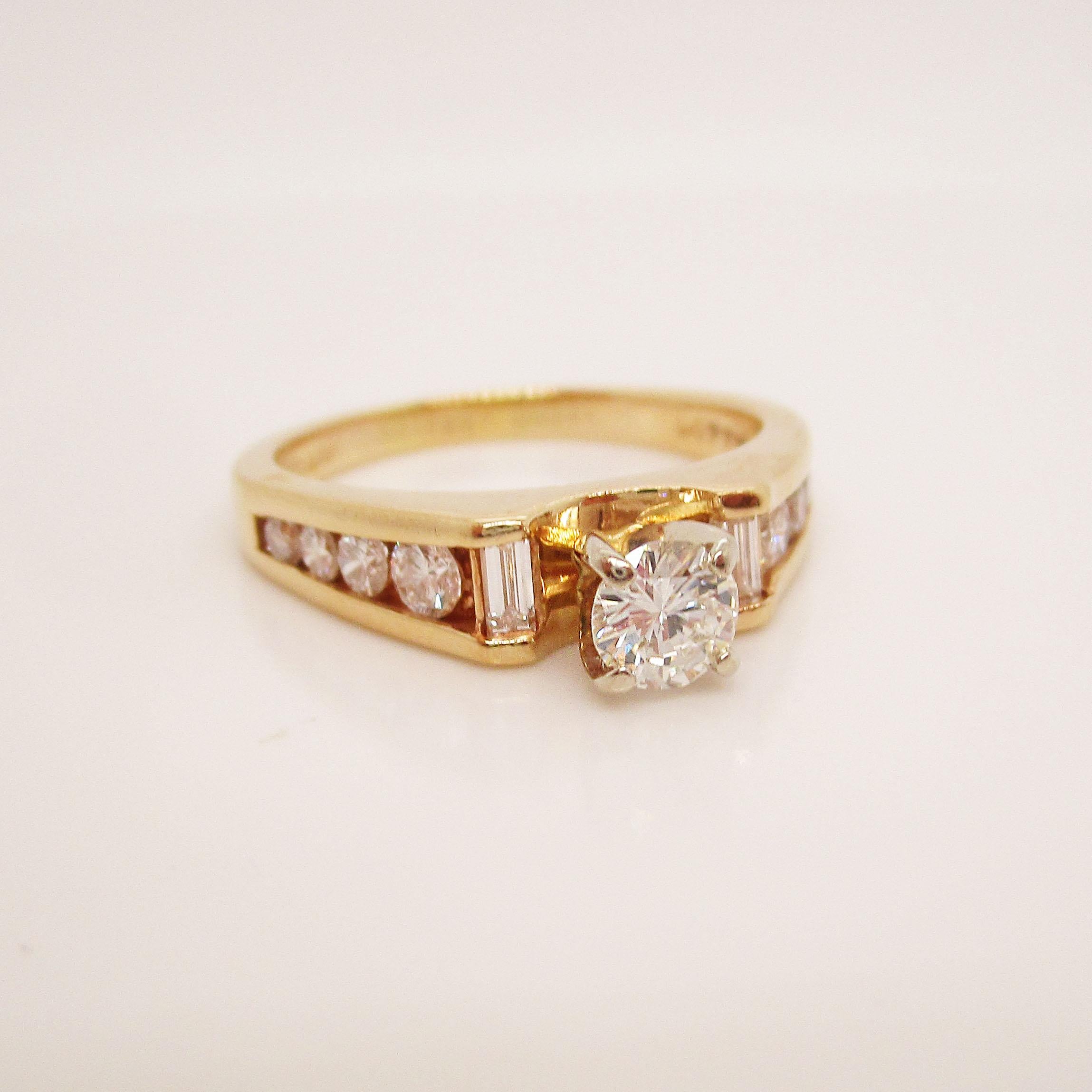 14 Karat Gelbgold Verlobungsring mit rundem und Baguette-Diamant im Zustand „Hervorragend“ im Angebot in Lexington, KY
