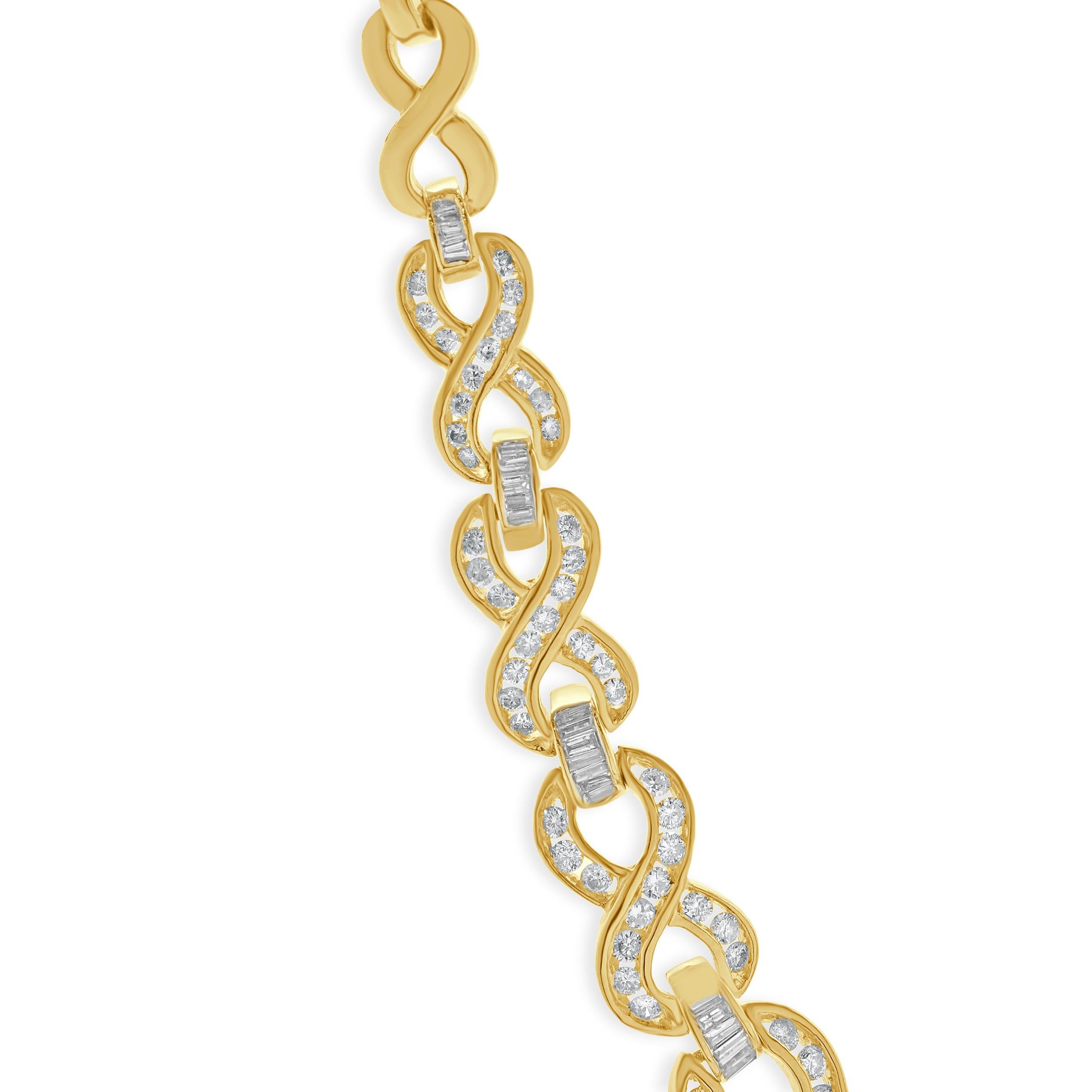 Designer : design personnalisé
Matériau : Or jaune 14K
Diamant : 140 diamants ronds de taille brillant = 5.00cttw
Couleur : I+I
Clarté : SI3-I2
Diamant : 69 taille baguette = 2,00cttw
Couleur : I / J
Clarté : SI2
Dimensions : le collier mesure 16,25