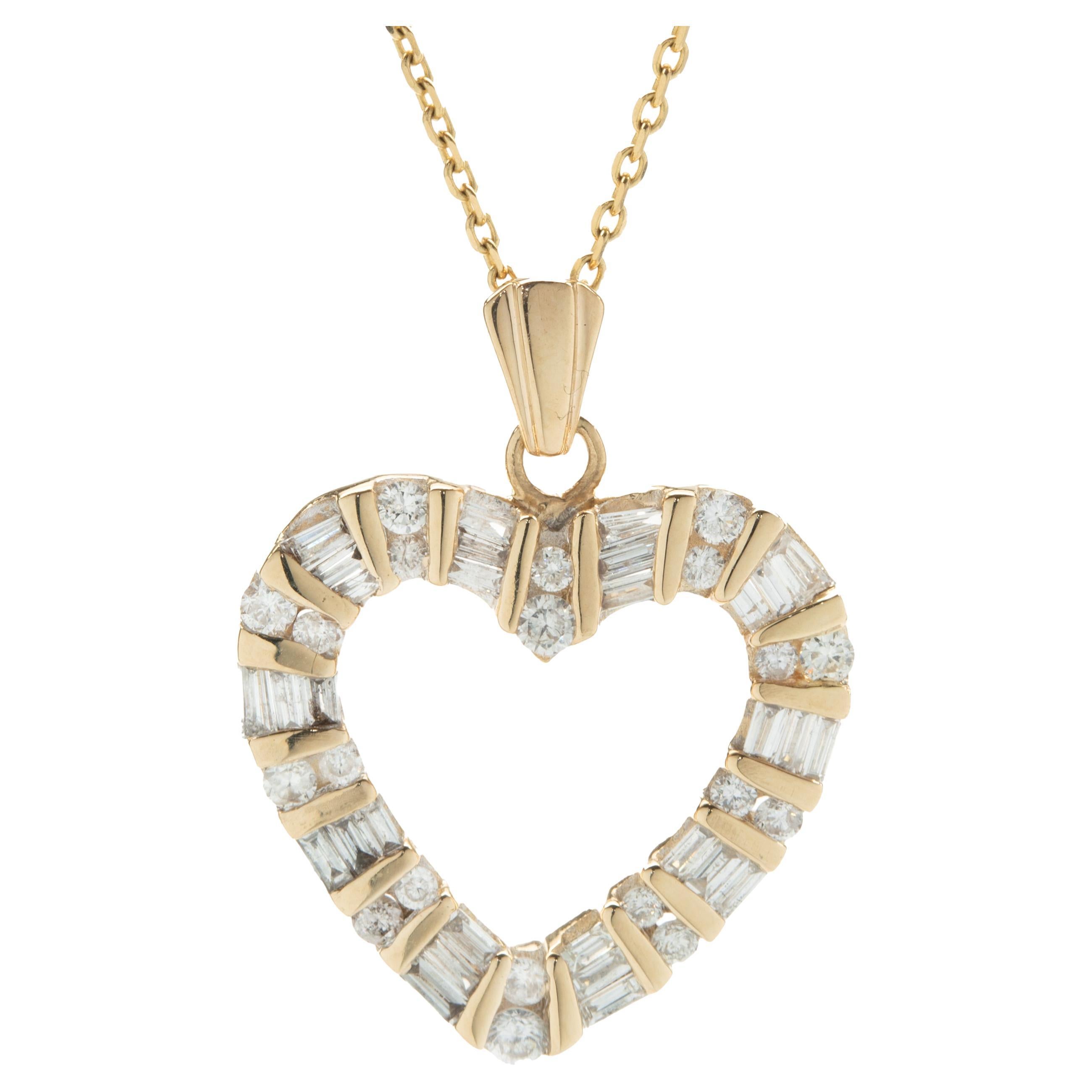 Collier en or jaune 14 carats avec diamants ronds et baguettes en forme de cœur ouvert
