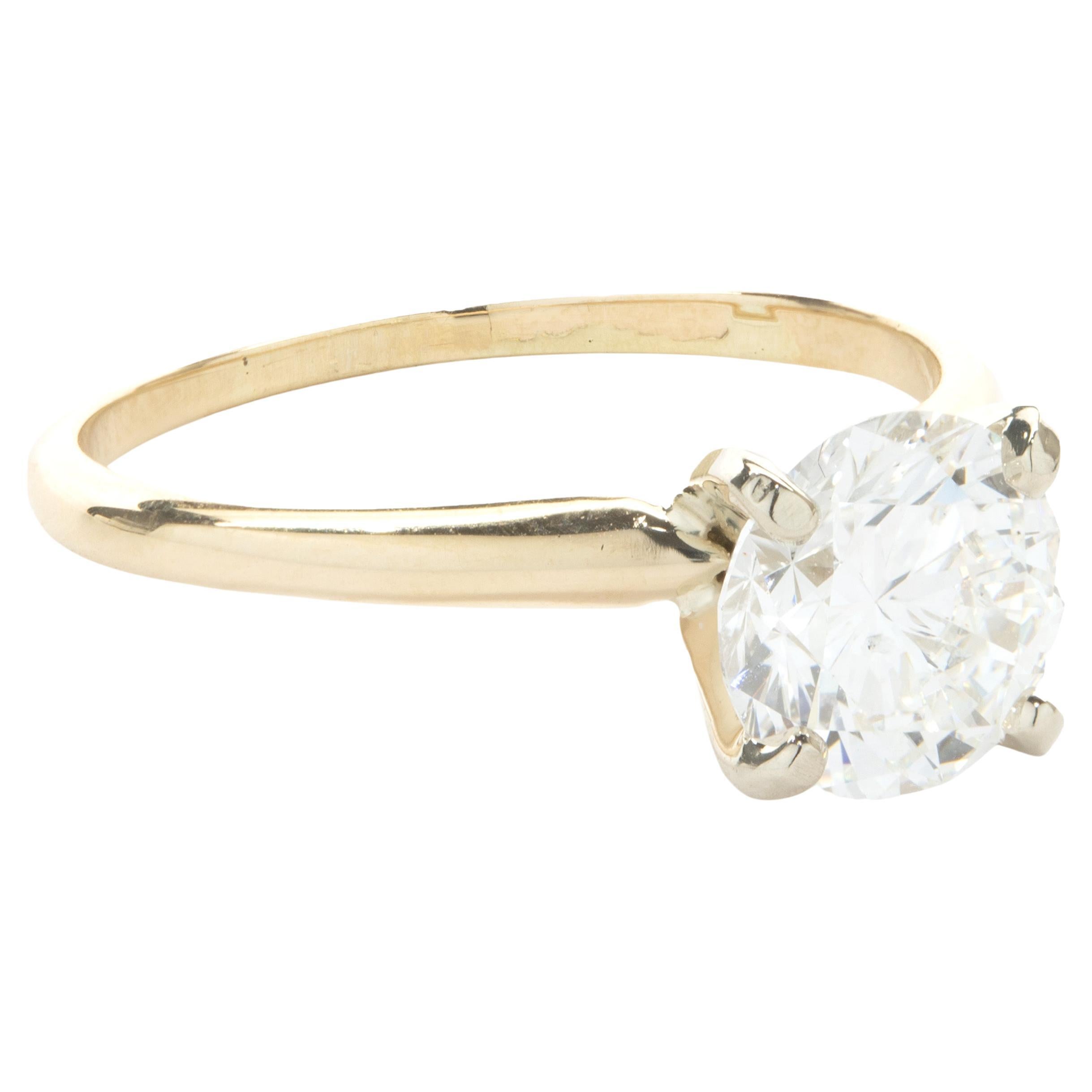 Designer: personalizzato
Materiale: oro giallo 14 carati
Diamante: 1 taglio brillante rotondo =  1,82ct
Colore: G
Chiarezza: SI1
GIA: 2225651450
Misura dell'anello: 8.25 (si prega di prevedere due giorni di spedizione in più per le richieste di