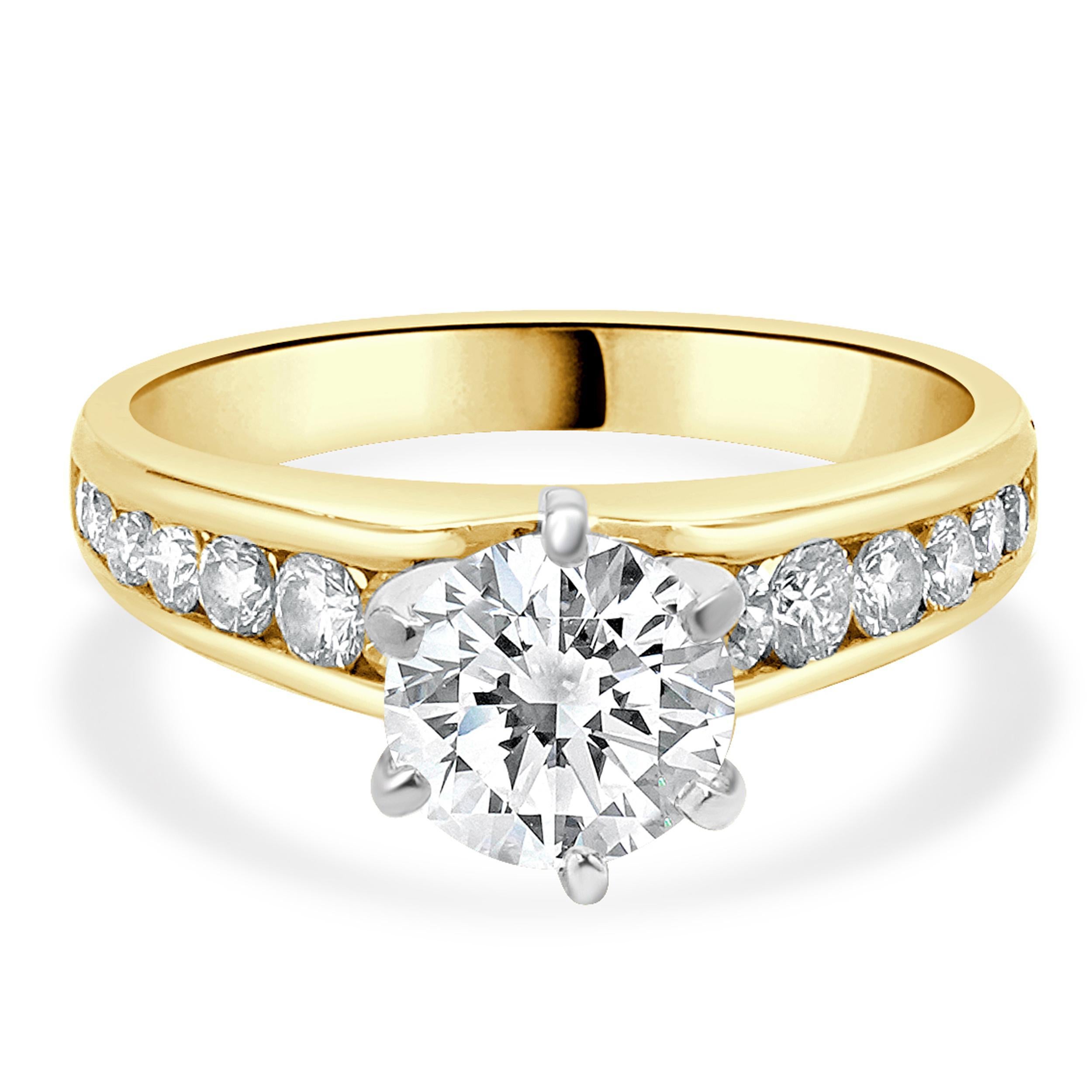 Verlobungsring aus 14 Karat Gelbgold mit rundem Diamanten im Brillantschliff im Angebot
