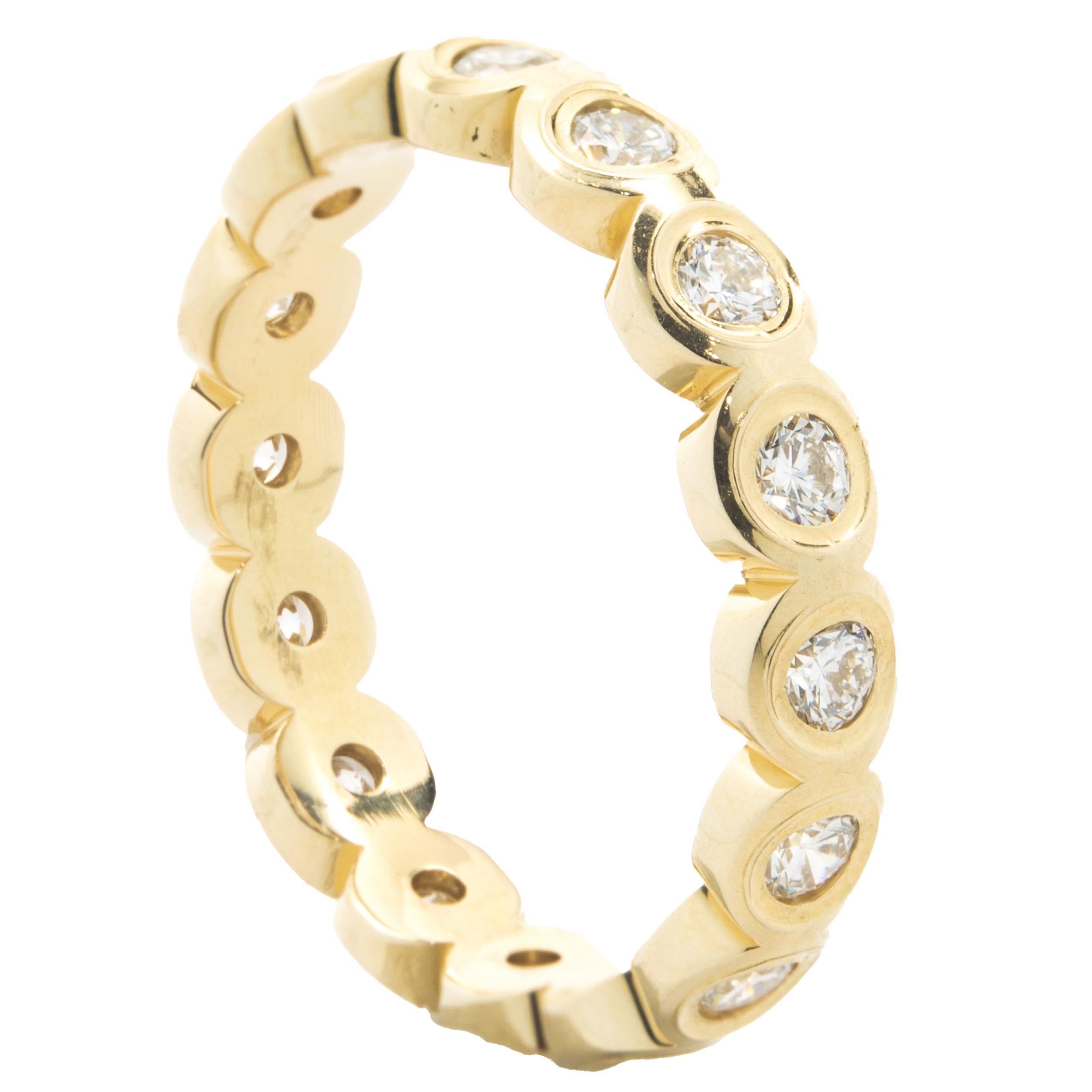 14 Karat Gelbgold Eternity-Ring mit rundem Diamanten im Brillantschliff im Zustand „Hervorragend“ in Scottsdale, AZ
