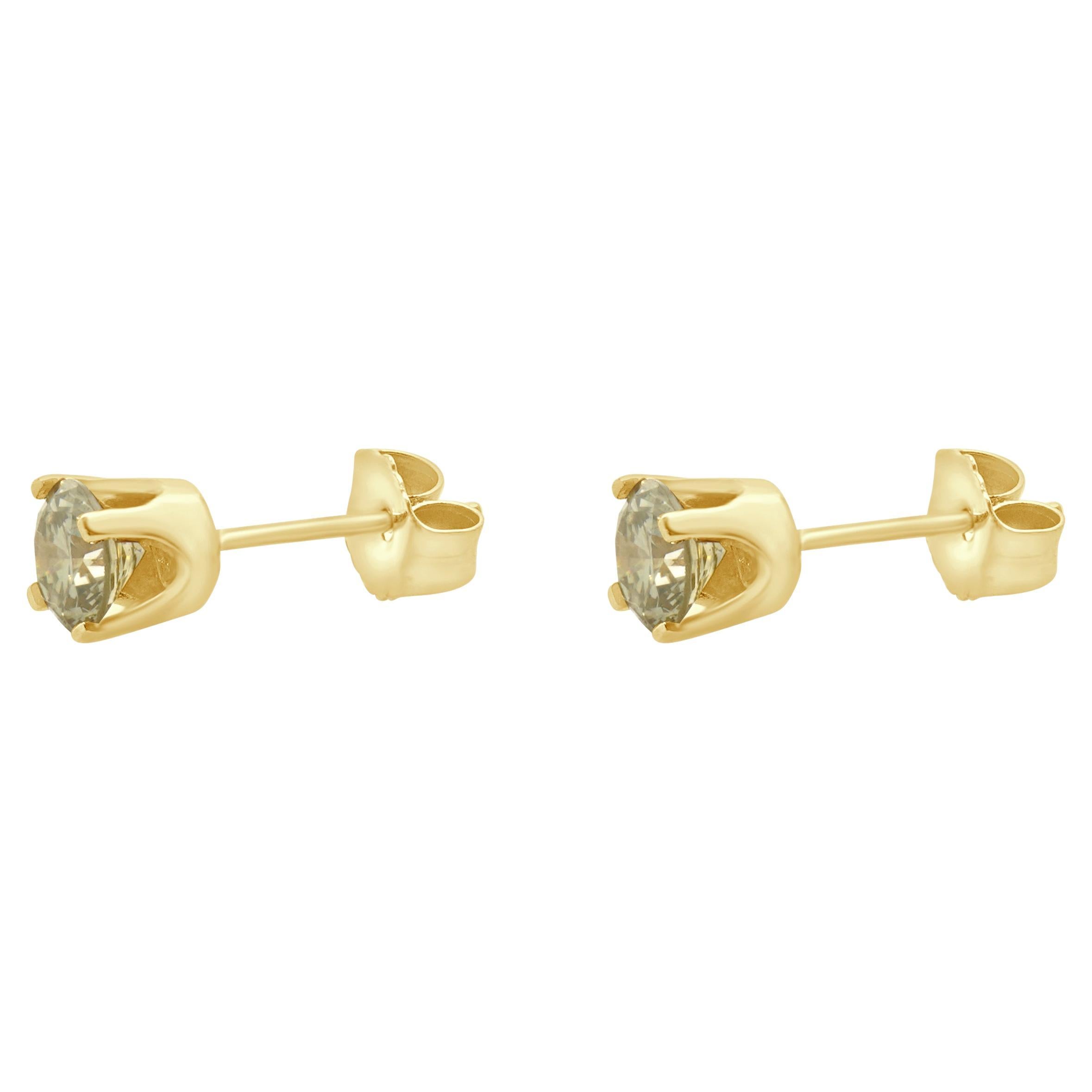 Matériau : Or jaune 14K
Diamants : 2 diamants ronds de taille brillant = 0,70cttw
Couleur : Champagne
Clarté : SI2
Dimensions : les boucles d'oreilles mesurent environ 4.4 mm.
Fermetures : dos à friction
Poids : 0,87 grammes
