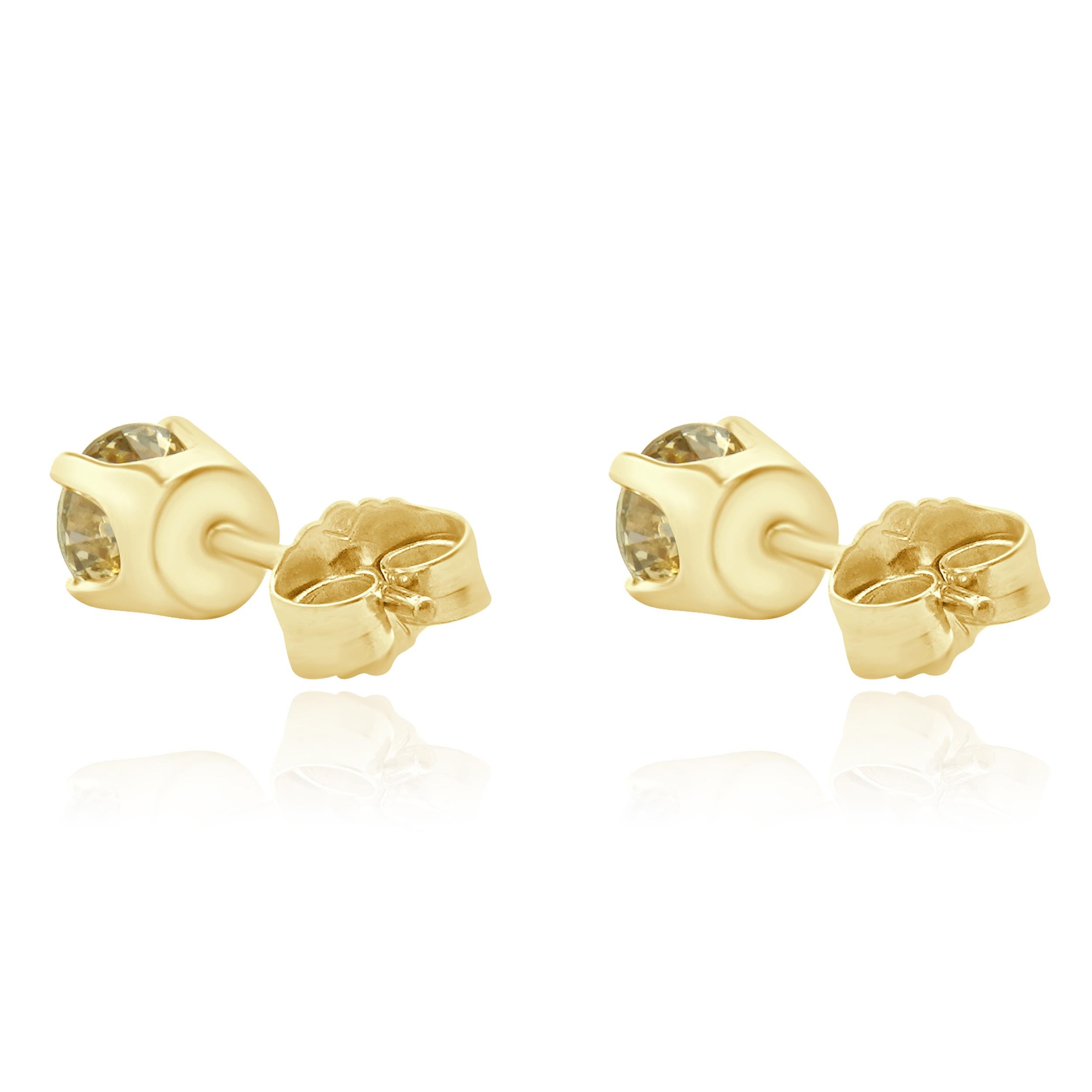 Taille ronde Clous d'oreilles en or jaune 14 carats avec diamants taille brillant rond en vente