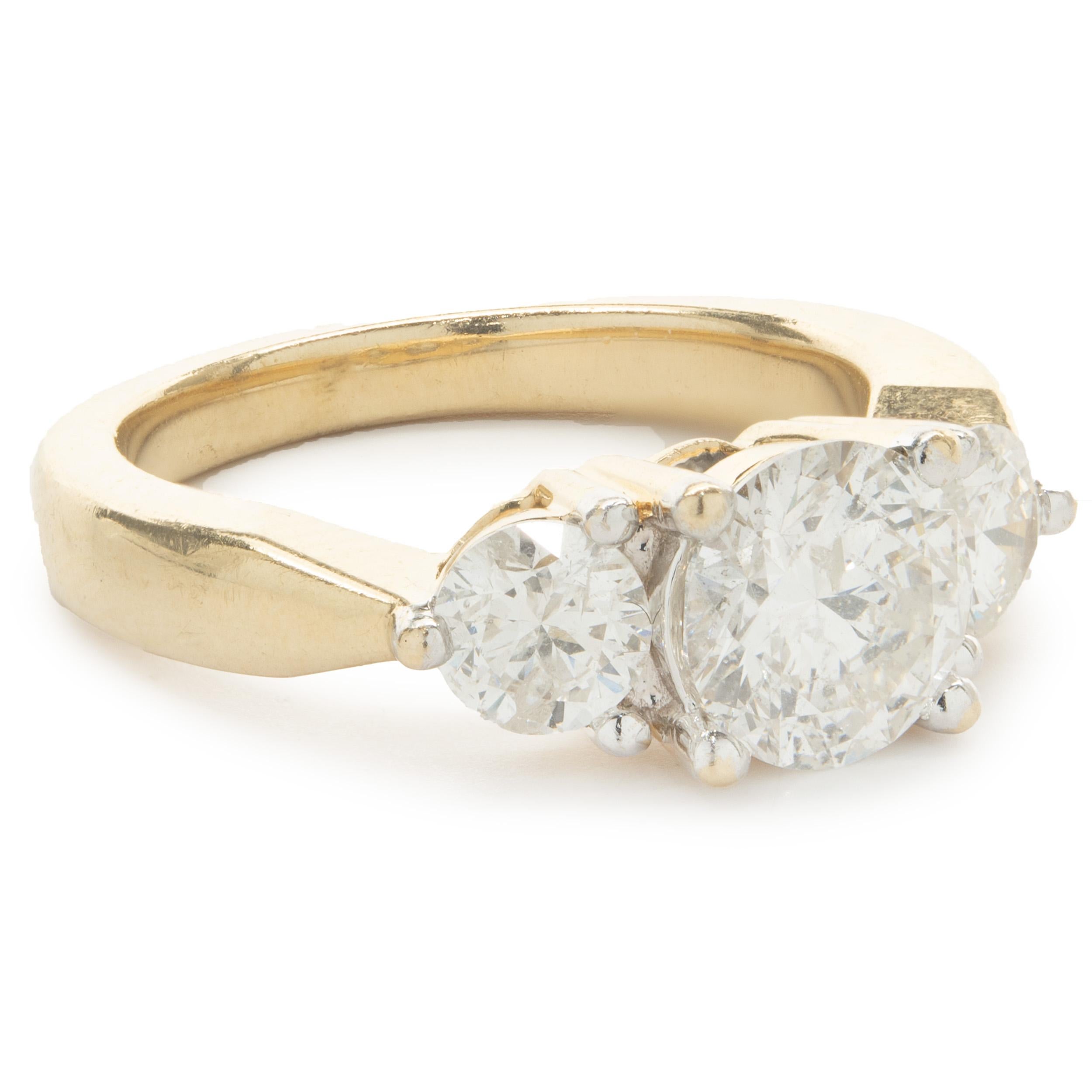 Concepteur : personnalisé
Matériau : Or jaune 14K
Diamant : 1 rond taille brillant = 1.64cttw
Couleur : I
Clarté : I1
Diamant : 2 diamants ronds de taille brillant = 0.99cttw
Couleur : H
Clarté : SI2
Taille de l'anneau : 6.5 (veuillez prévoir deux