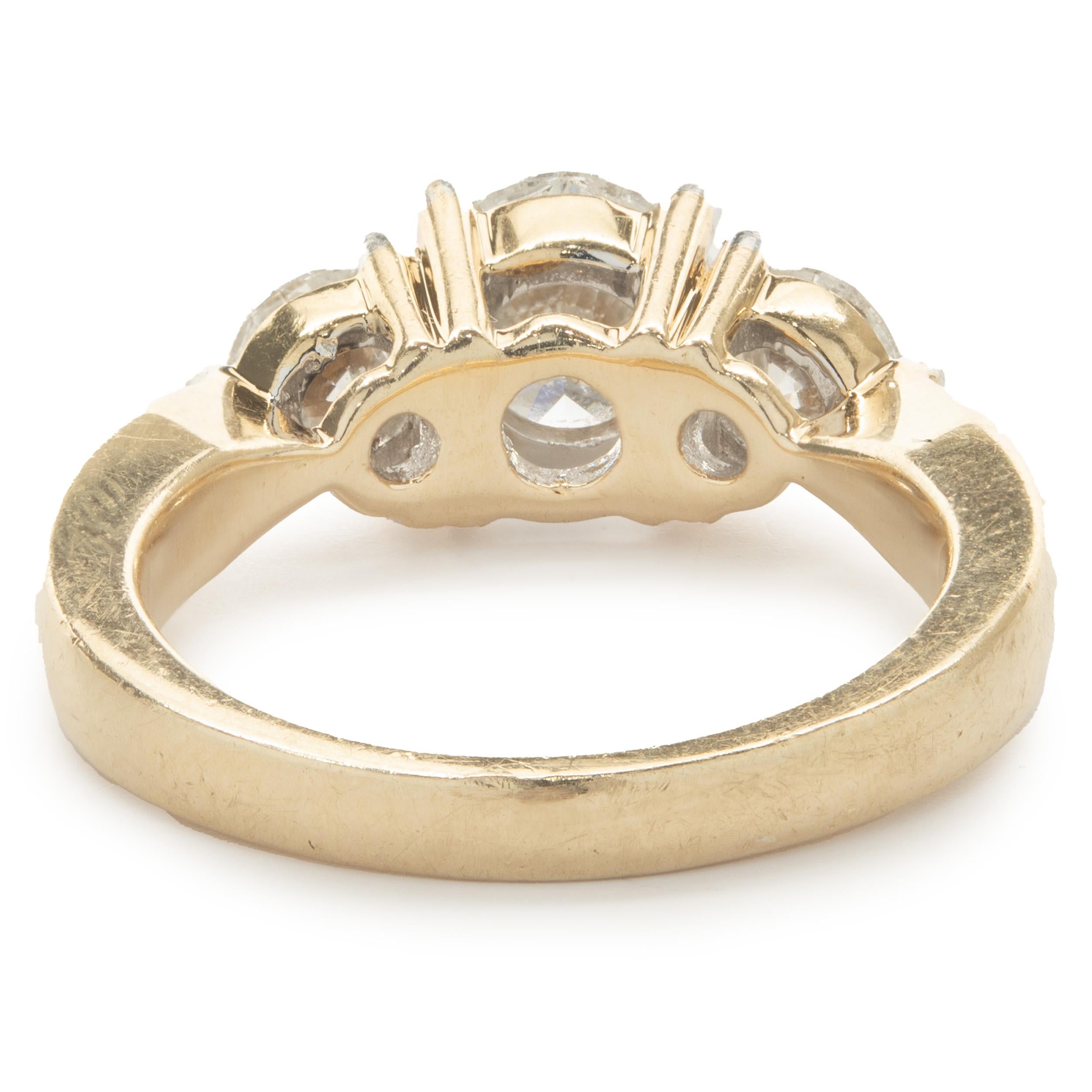 Taille ronde Bague de fiançailles à trois pierres en or jaune 14 carats avec diamants taille brillant rond en vente