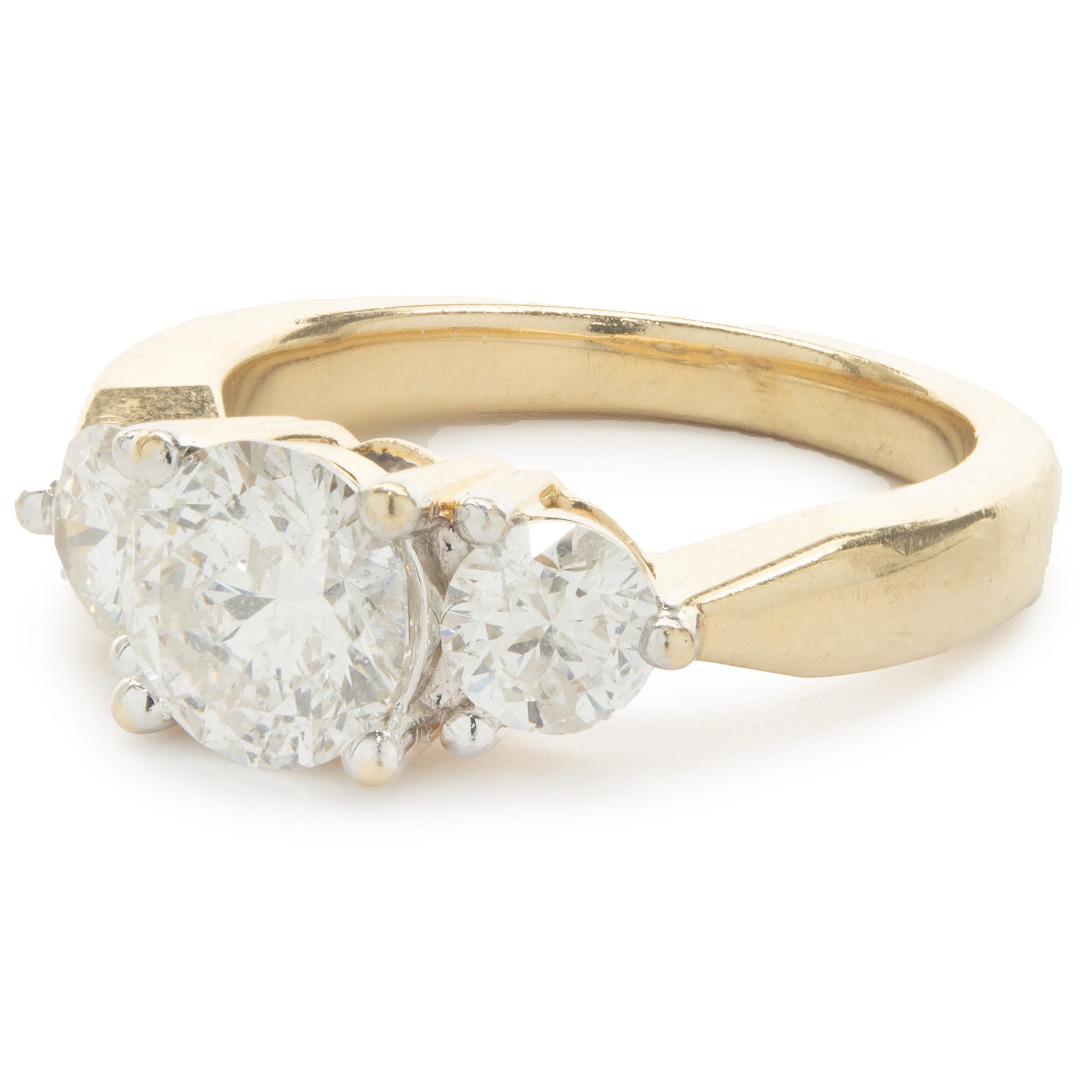 Bague de fiançailles à trois pierres en or jaune 14 carats avec diamants taille brillant rond Excellent état - En vente à Scottsdale, AZ