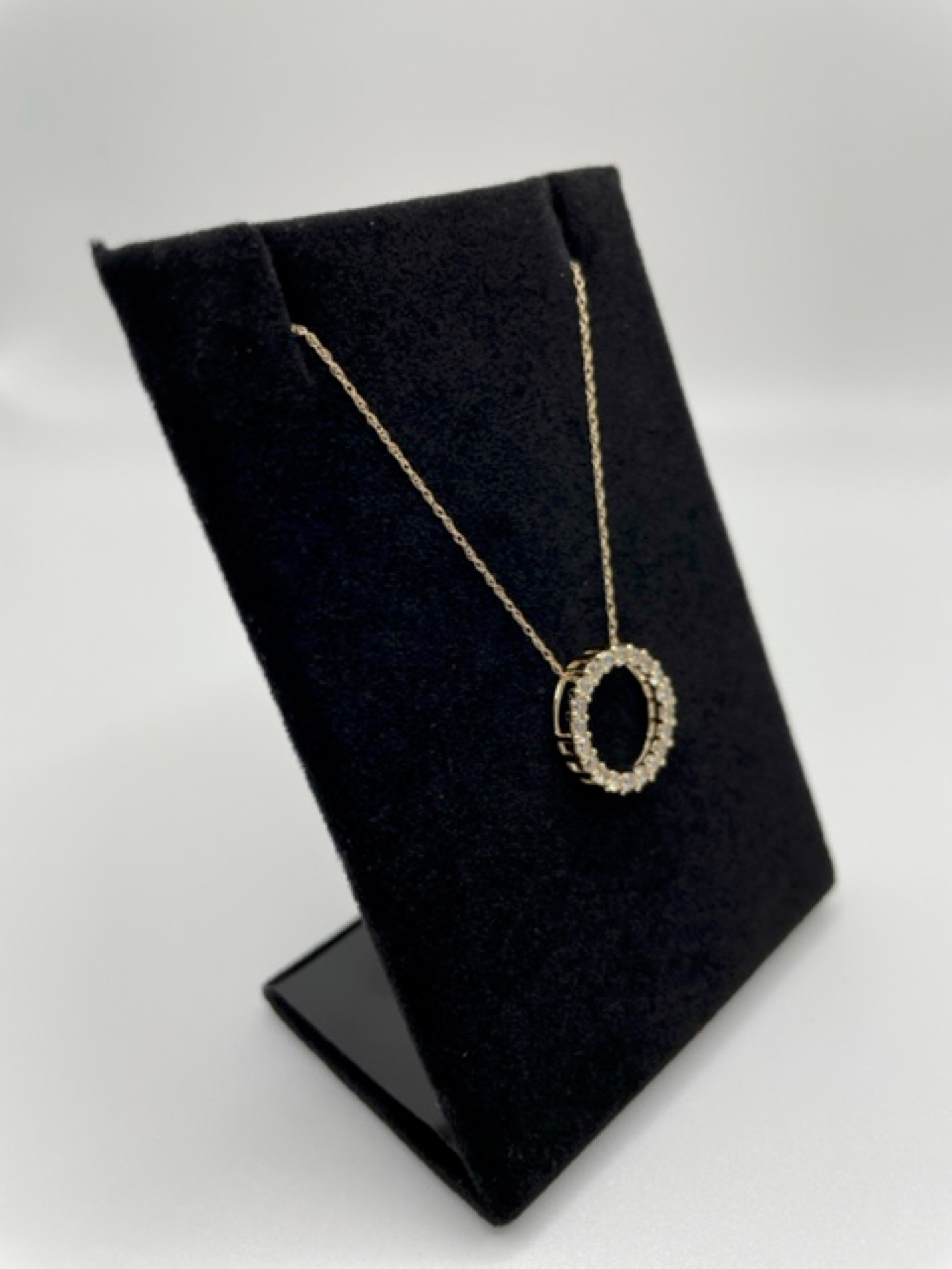 14 Karat Yellow Gold Diamond Necklace
Diamond Weight 0.50ct
Color: HI and Clarity: SI2-I1
Chain Length 18 inches
Comes with a lovely jewelry box