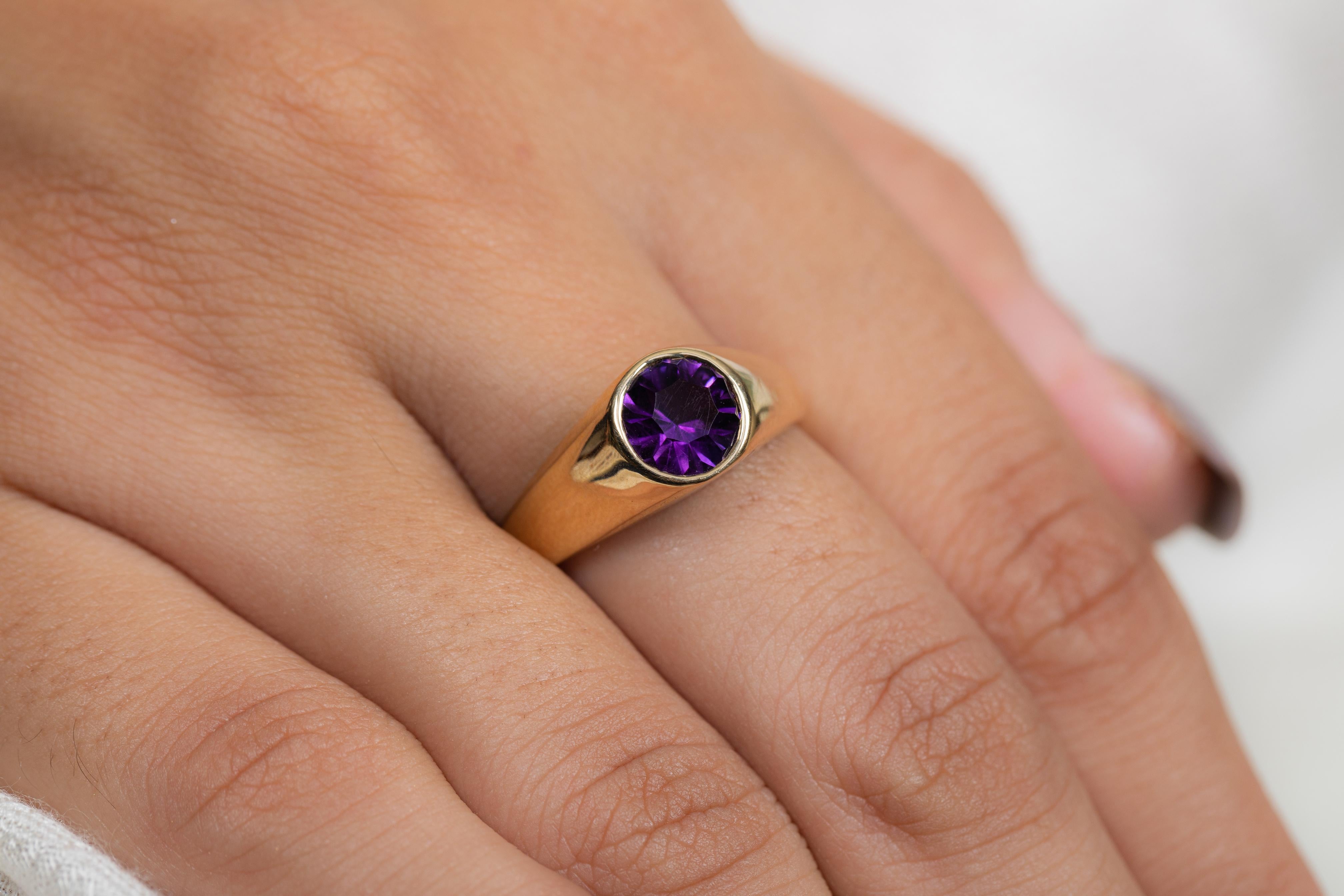 For Sale:  Unisex 14 Karat Yellow Gold Round Cut Amethyst Solitaire Ring 2