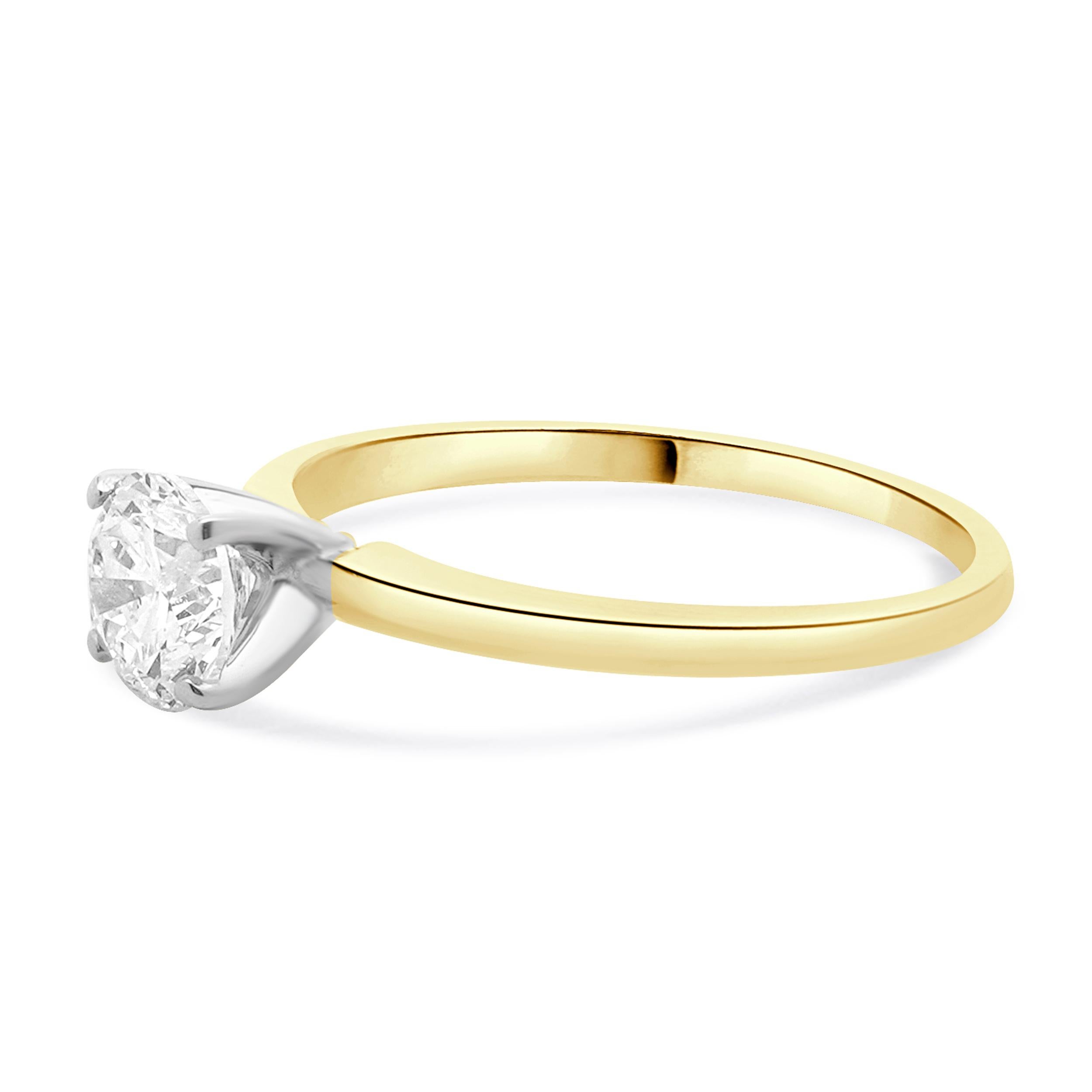 Matériau : Or jaune 14k
Diamant central : 1 taille ronde = 1,04ct
Couleur : H
Clarté : I1
Taille de l'anneau : 7,25 (veuillez prévoir jusqu'à 2 jours ouvrables supplémentaires pour les demandes de taille)
Dimensions : le haut de l'anneau mesure