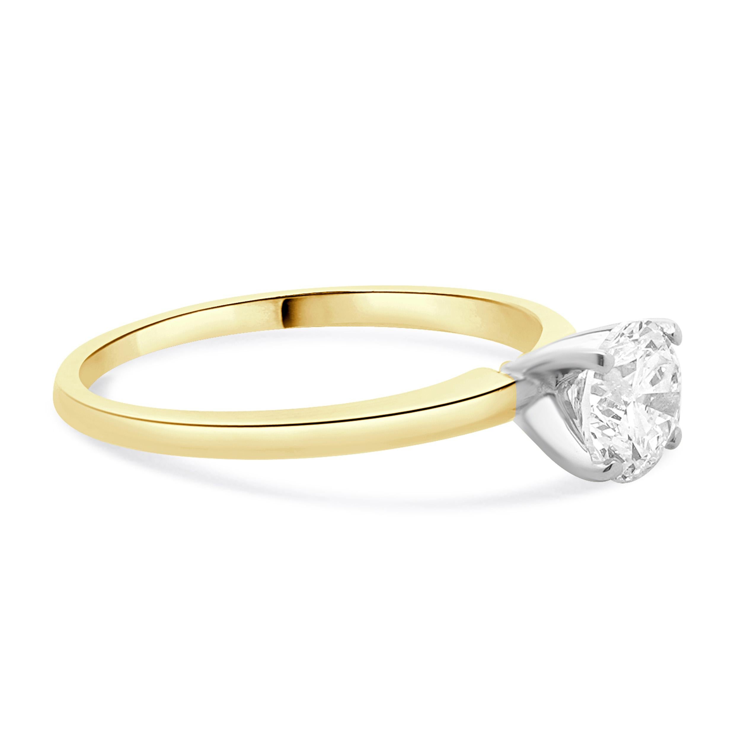 Taille ronde Bague de fiançailles solitaire en or jaune 14 carats avec diamant rond en vente