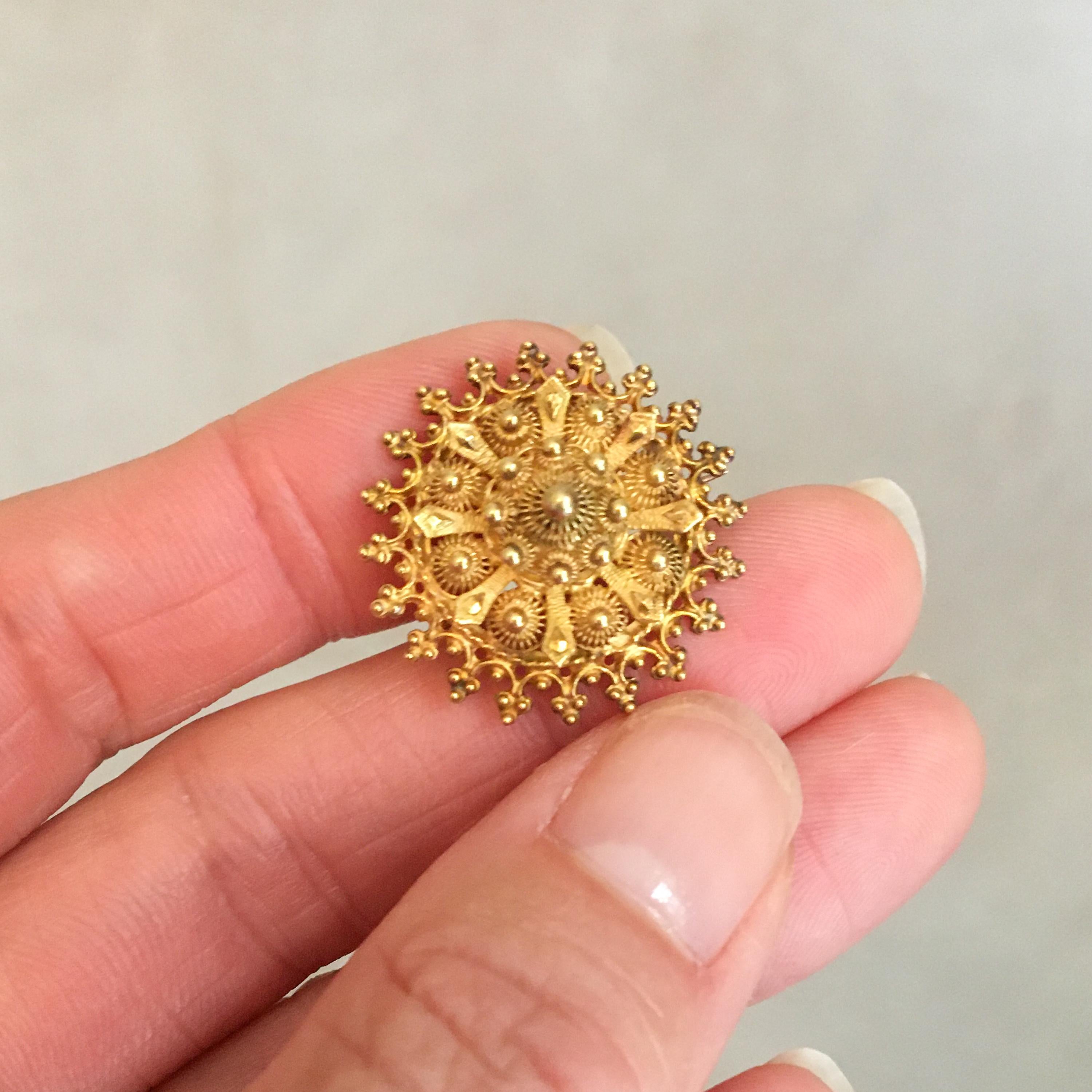 Etruscan Revival 14K Yellow Gold Round Cannetille Brooch In Good Condition In Rotterdam, NL