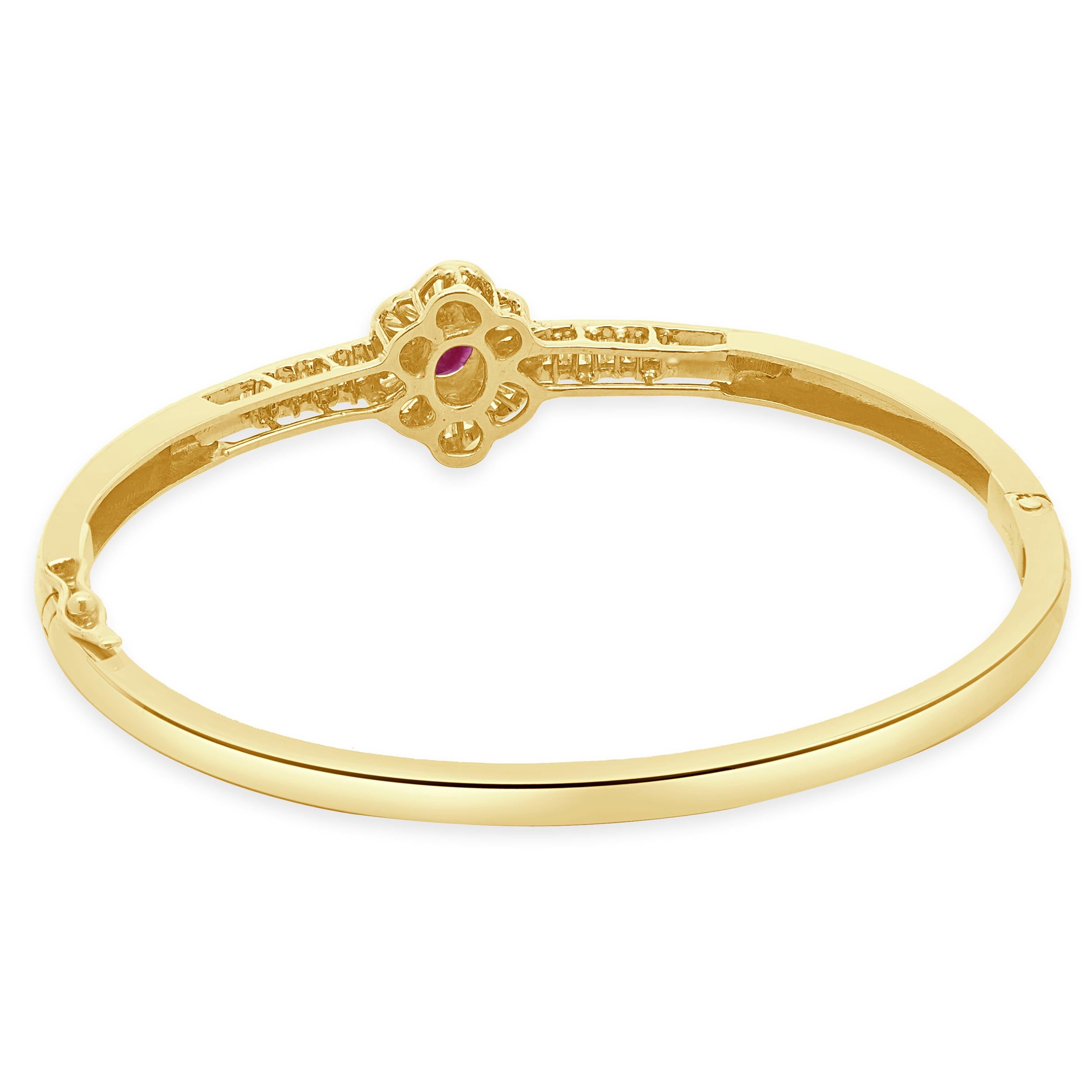 14 Karat Yellow Gold Ruby and Baguette Diamond Bangle Bracelet Corte oval en venta