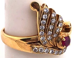 Zeitgenössischer Ring aus 14 Karat Gelbgold mit Rubin und Diamant