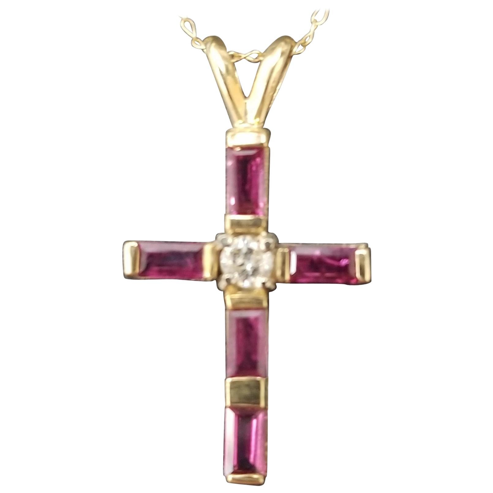 Croix en or jaune 14 carats, rubis et diamants