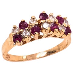 Anillo de moda de oro amarillo de 14 quilates con rubíes y diamantes