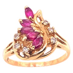 Anillo de oro amarillo de 14 quilates con rubíes y diamantes de forma libre