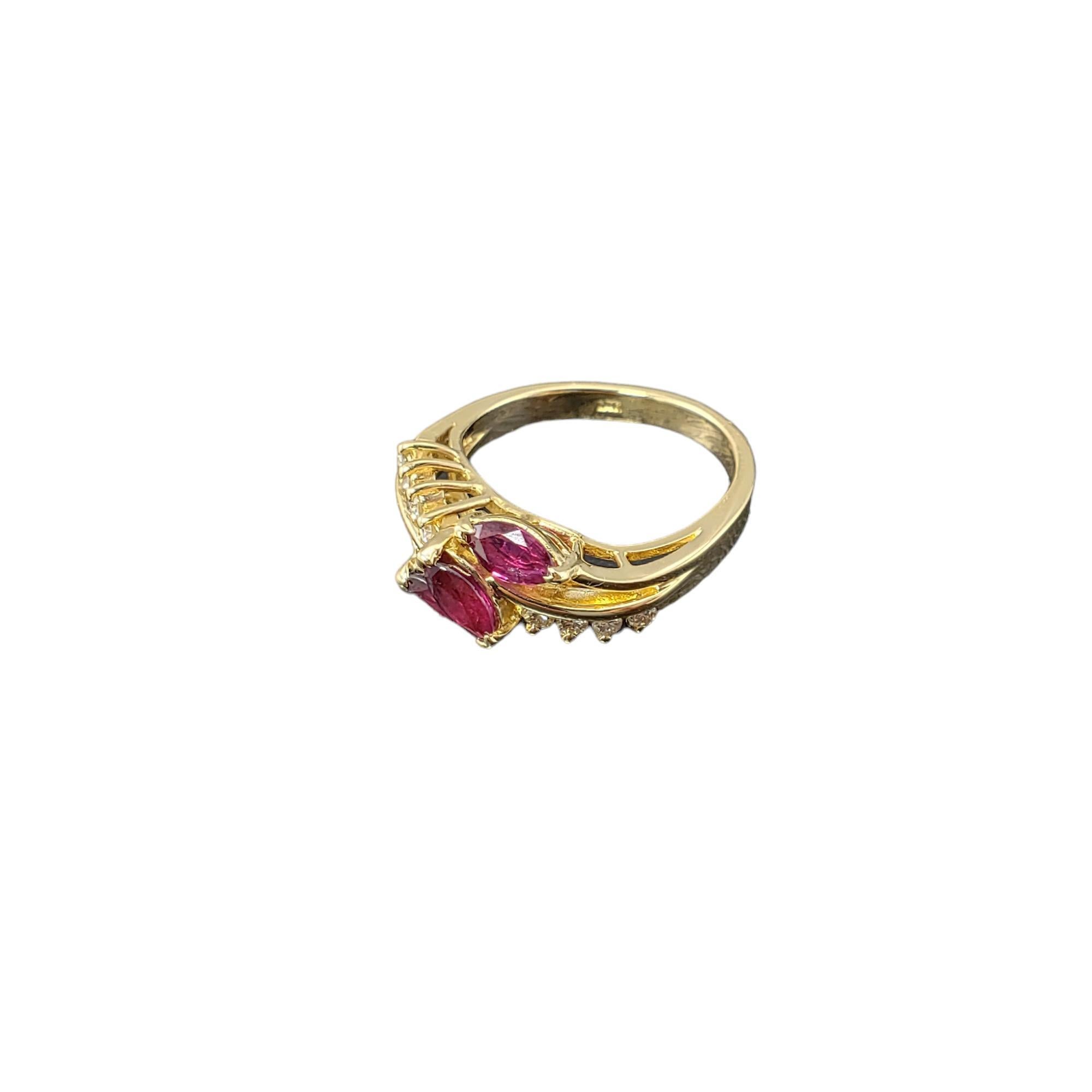 Bague en or jaune 14 carats avec rubis et diamants Taille 6

Cette jolie bague présente trois rubis naturels taillés en marquis (6 mm x 3 mm) et huit diamants ronds taillés en brillant, sertis dans de l'or jaune classique 14K. Tige : 3 mm.

Poids du