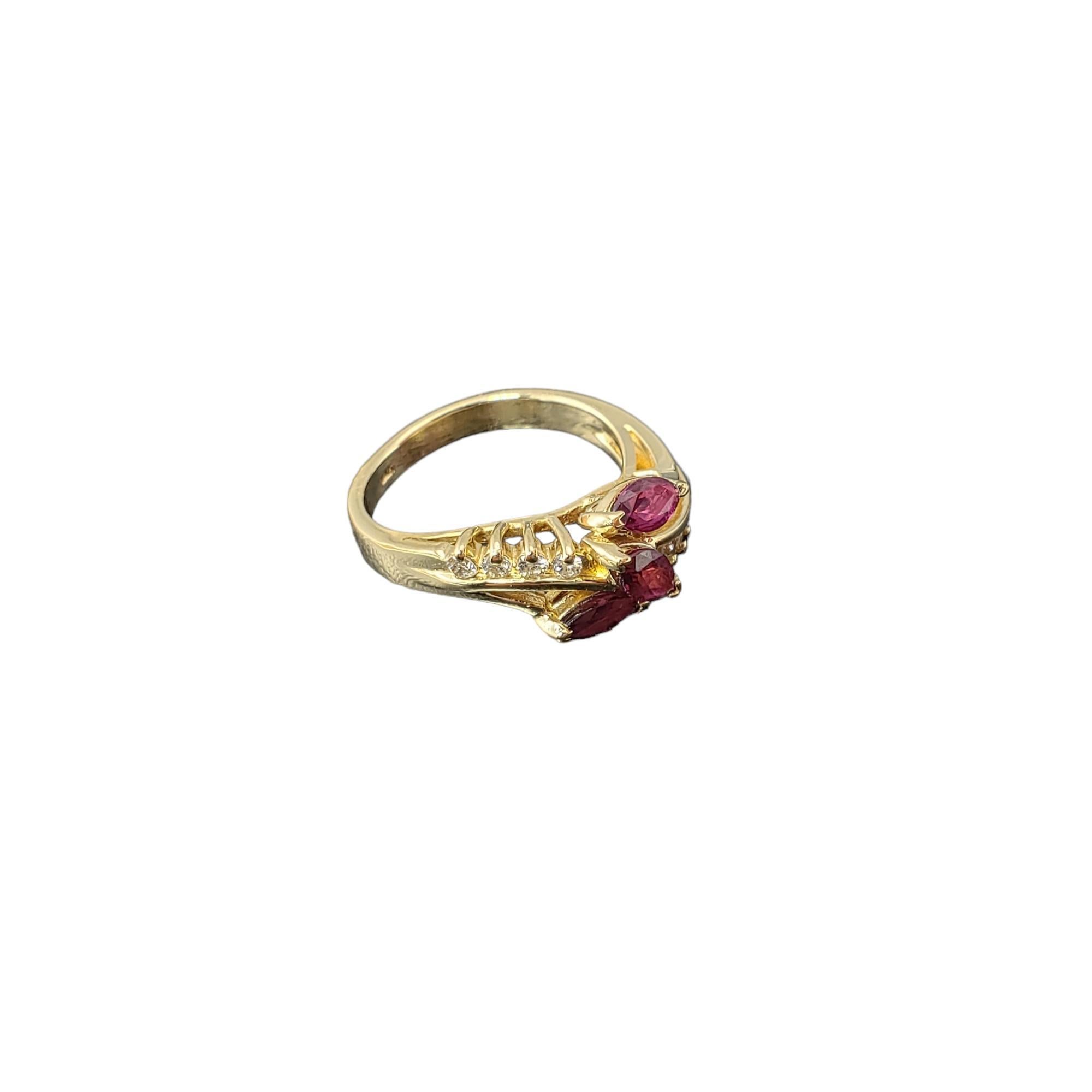 Taille Marquise Bague en or jaune 14 carats, rubis et diamants taille 6 n°17427 en vente