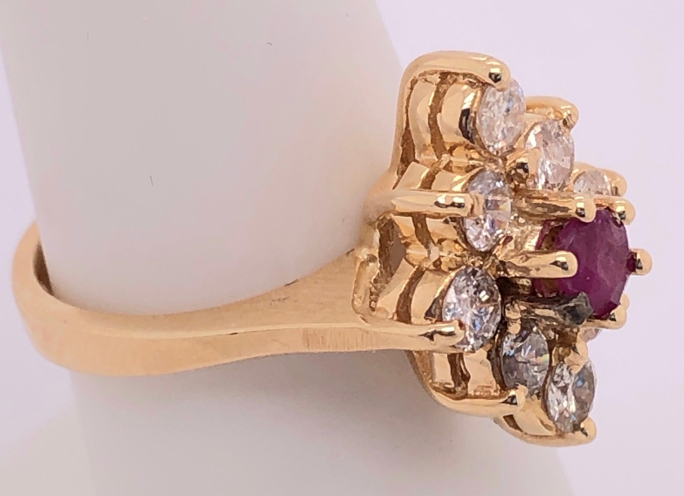 Anillo de oro amarillo de 14 quilates con centro de rubí enmarcado en diamantes Corte redondo en venta