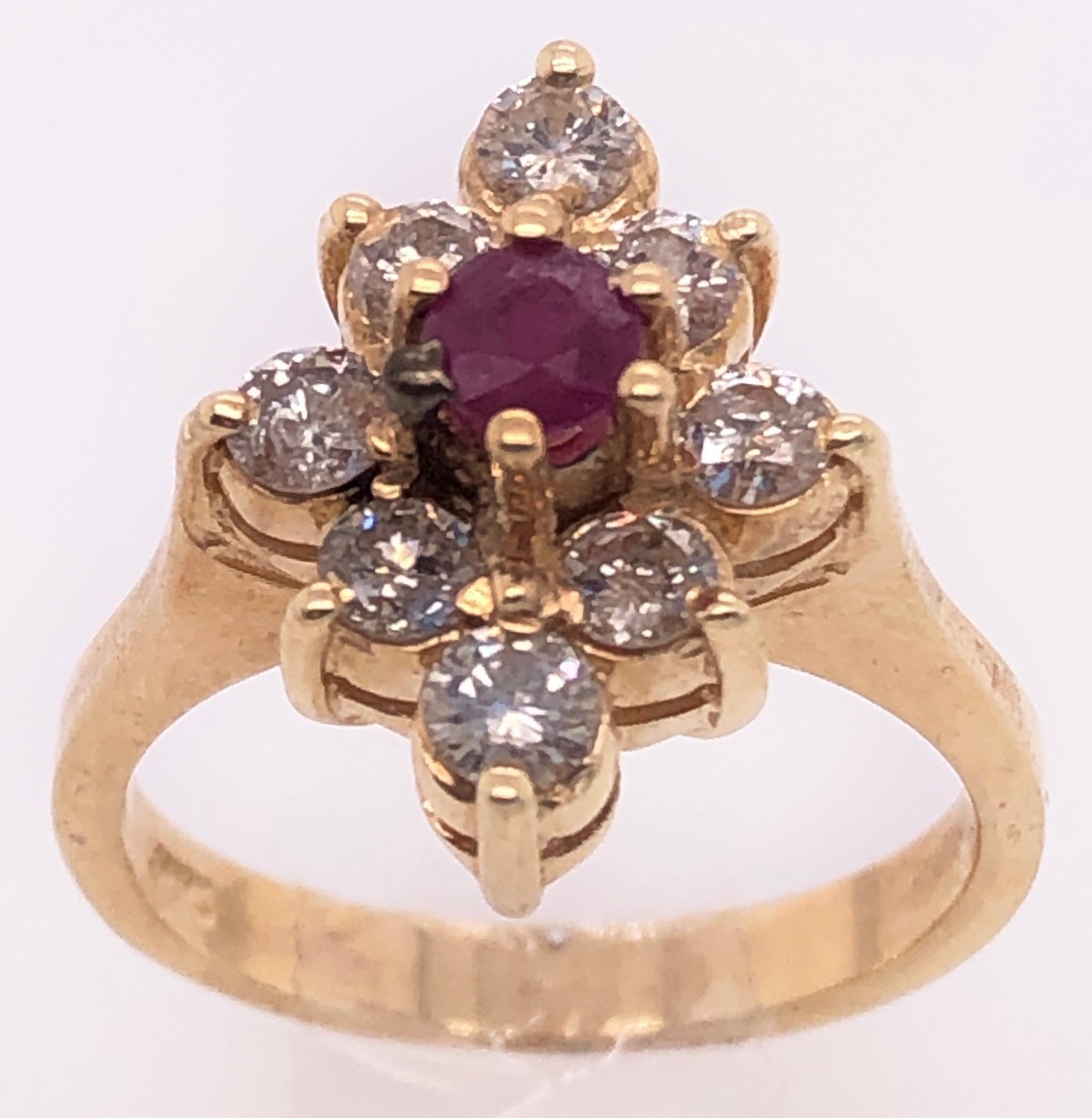 Anillo de oro amarillo de 14 quilates con centro de rubí enmarcado en diamantes en Bueno estado para la venta en Manhasset, NY