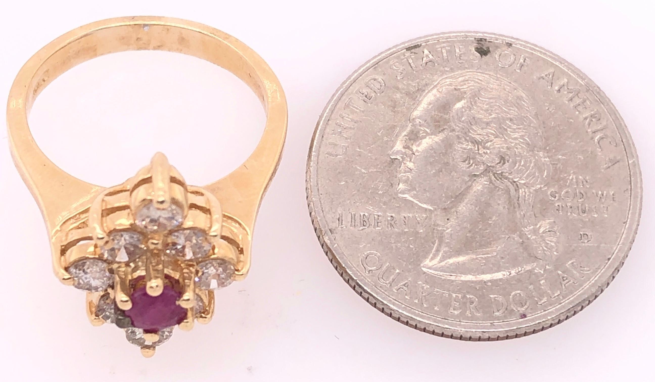 Anillo de oro amarillo de 14 quilates con centro de rubí enmarcado en diamantes en venta 2