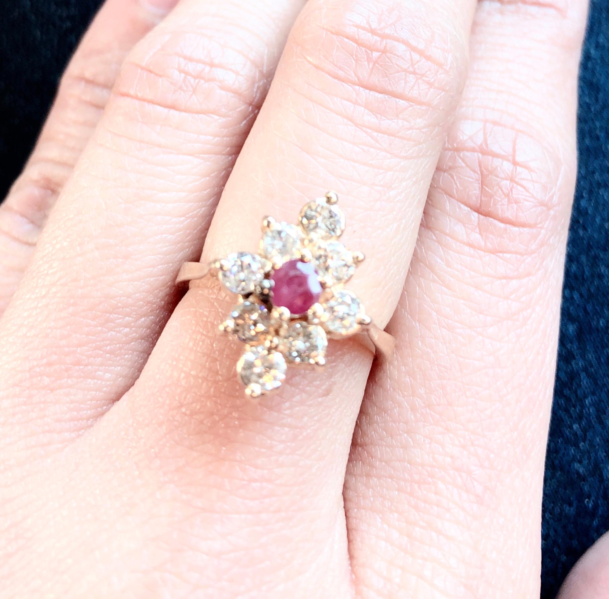 Anillo de oro amarillo de 14 quilates con centro de rubí enmarcado en diamantes en venta 3