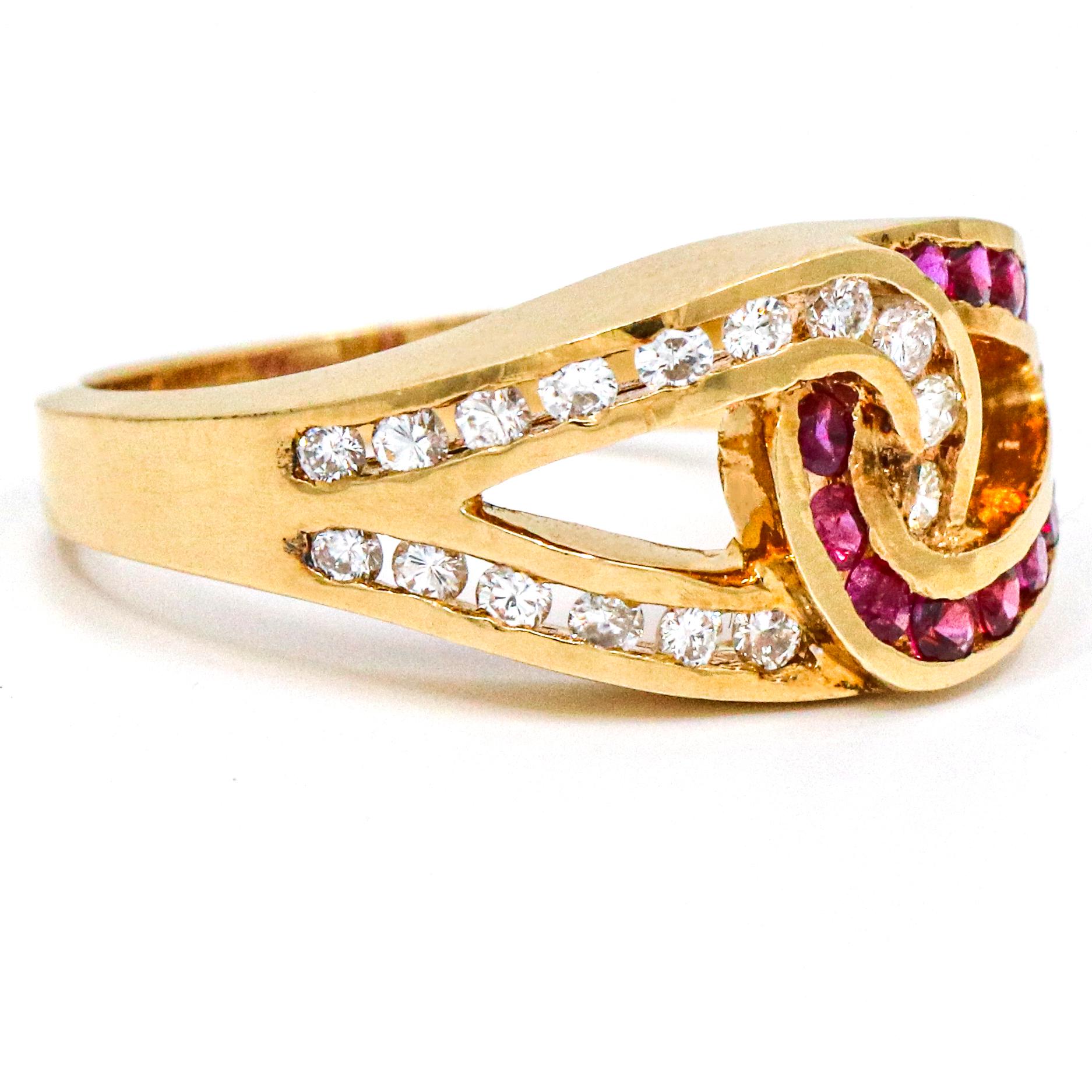 14 Karat Yellow Gold Ruby Diamond Interlocking Loops Band Ring In Good Condition For Sale In Fort Lauderdale, FL