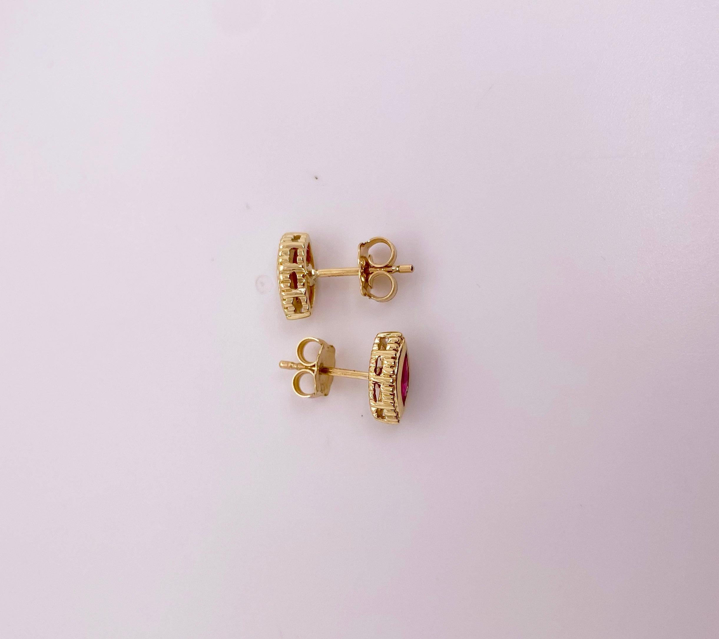 Moderne Boucles d'oreilles en or jaune 14 carats et rubis en vente