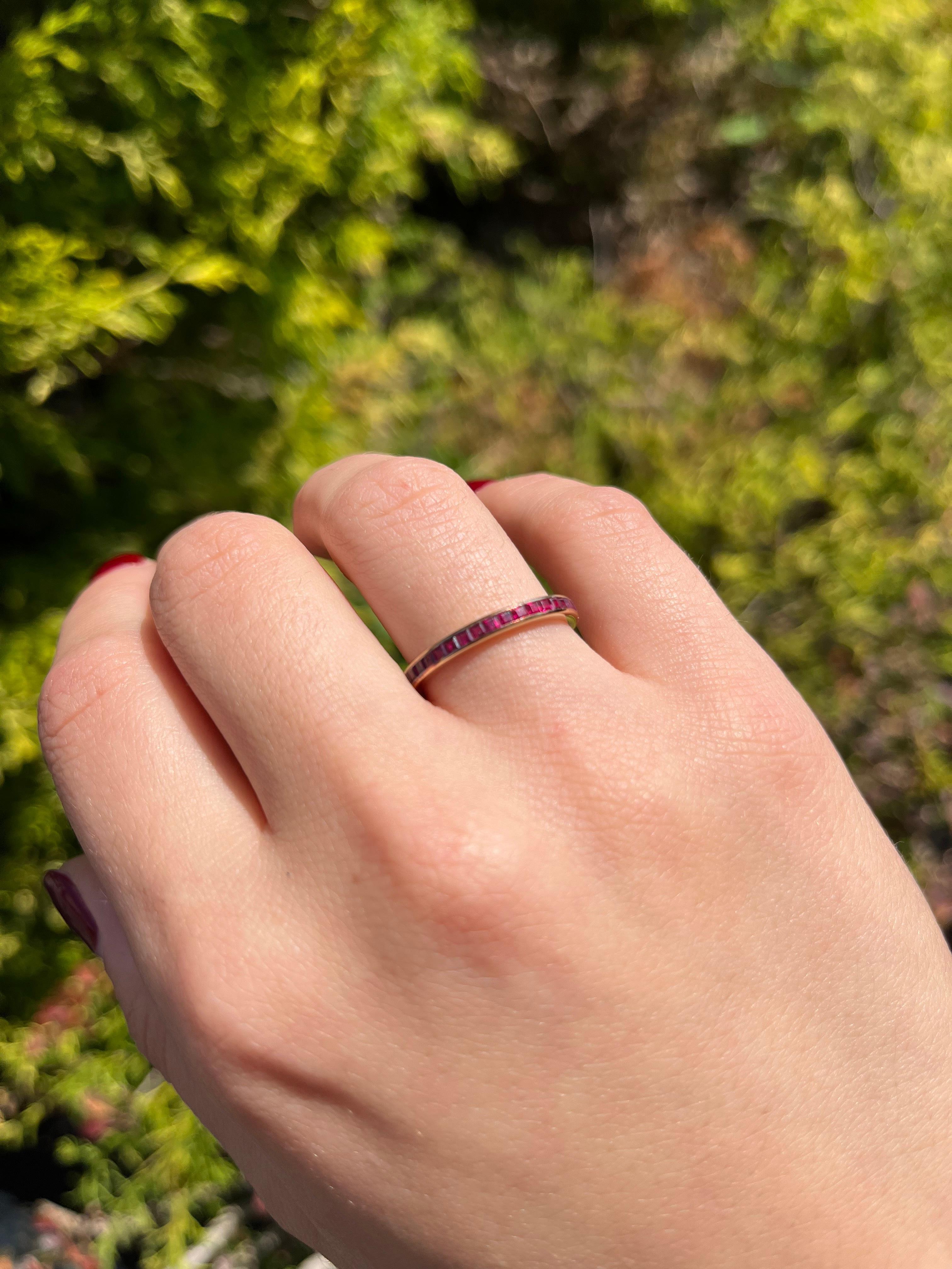 De las mujeres Anillo de oro amarillo de 14 quilates vintage retro para la eternidad con rubí de corte francés de 0,80 quilates