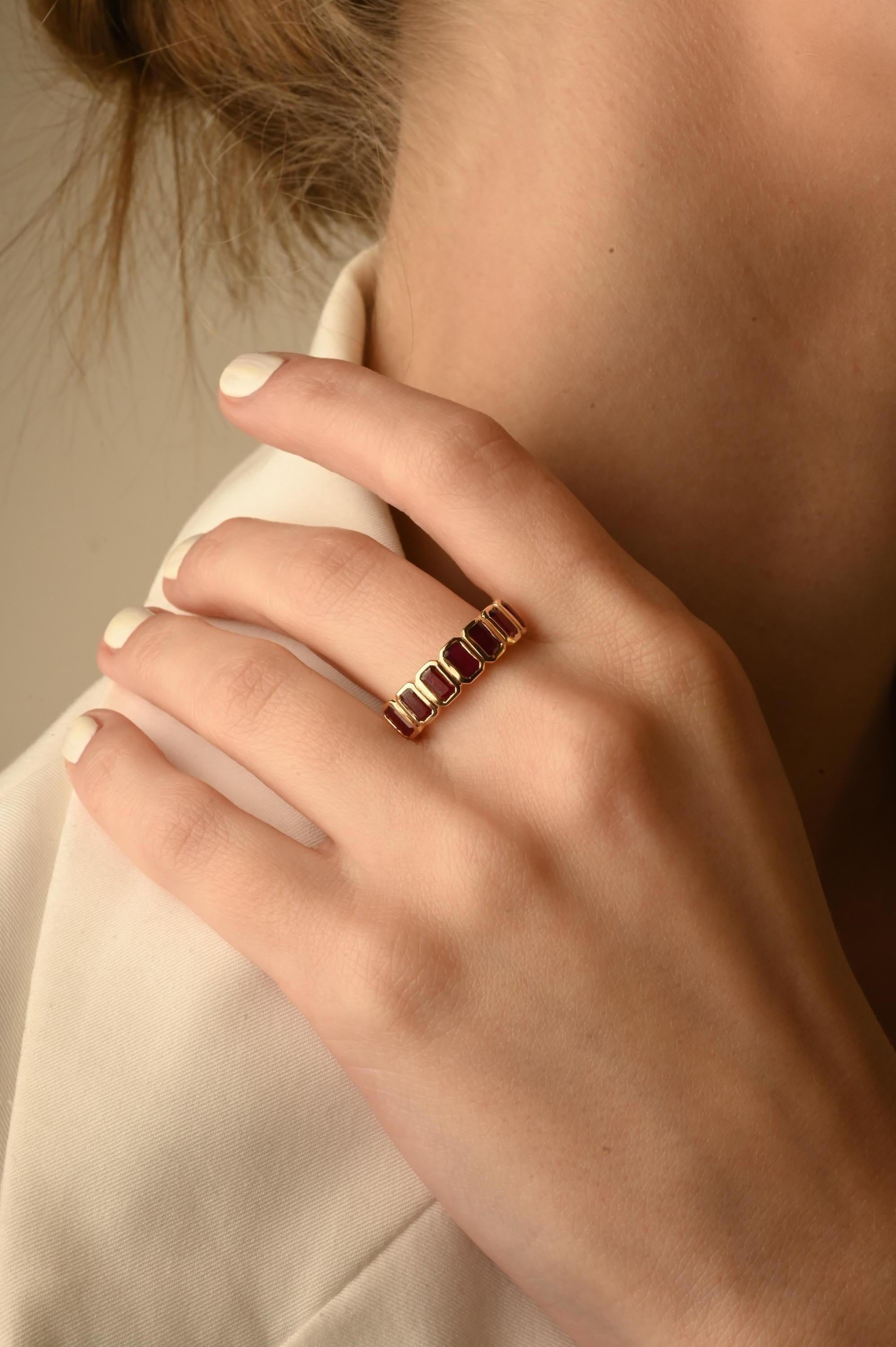 En vente :  Bague demi-éternité en or jaune 14 carats avec rubis Bague empilable avec rubis 2