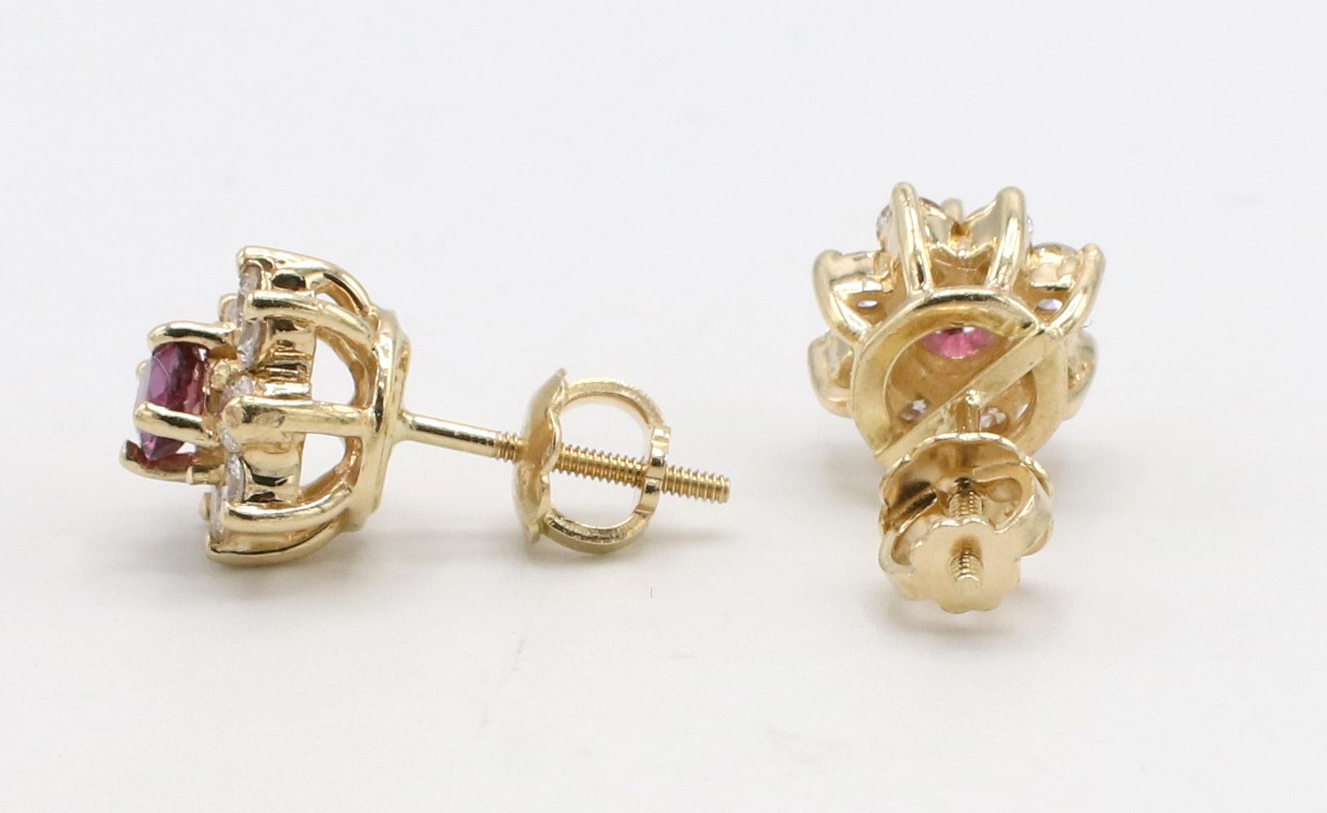 Ohrstecker aus 14 Karat Gelbgold mit Rubin und natürlichem Diamant-Halo im Zustand „Hervorragend“ in  Baltimore, MD